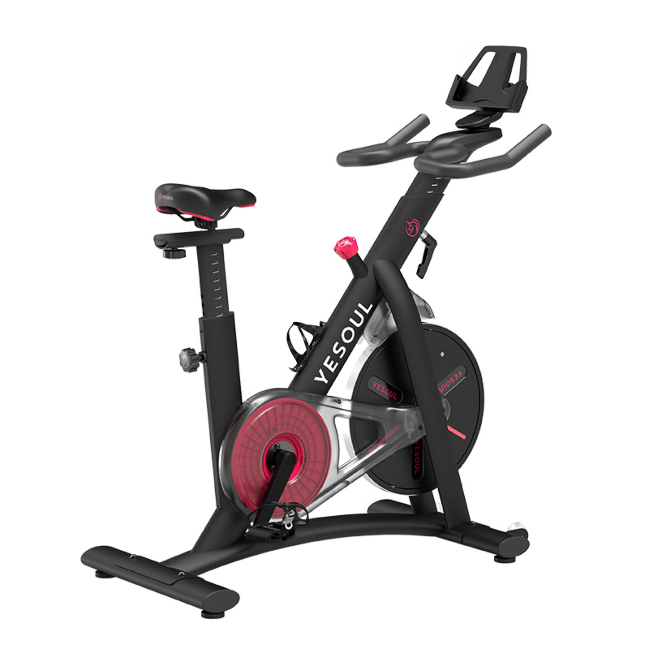 Una cyclette in bianco e nero, con un volano rosso e uno schermo, su sfondo bianco.
