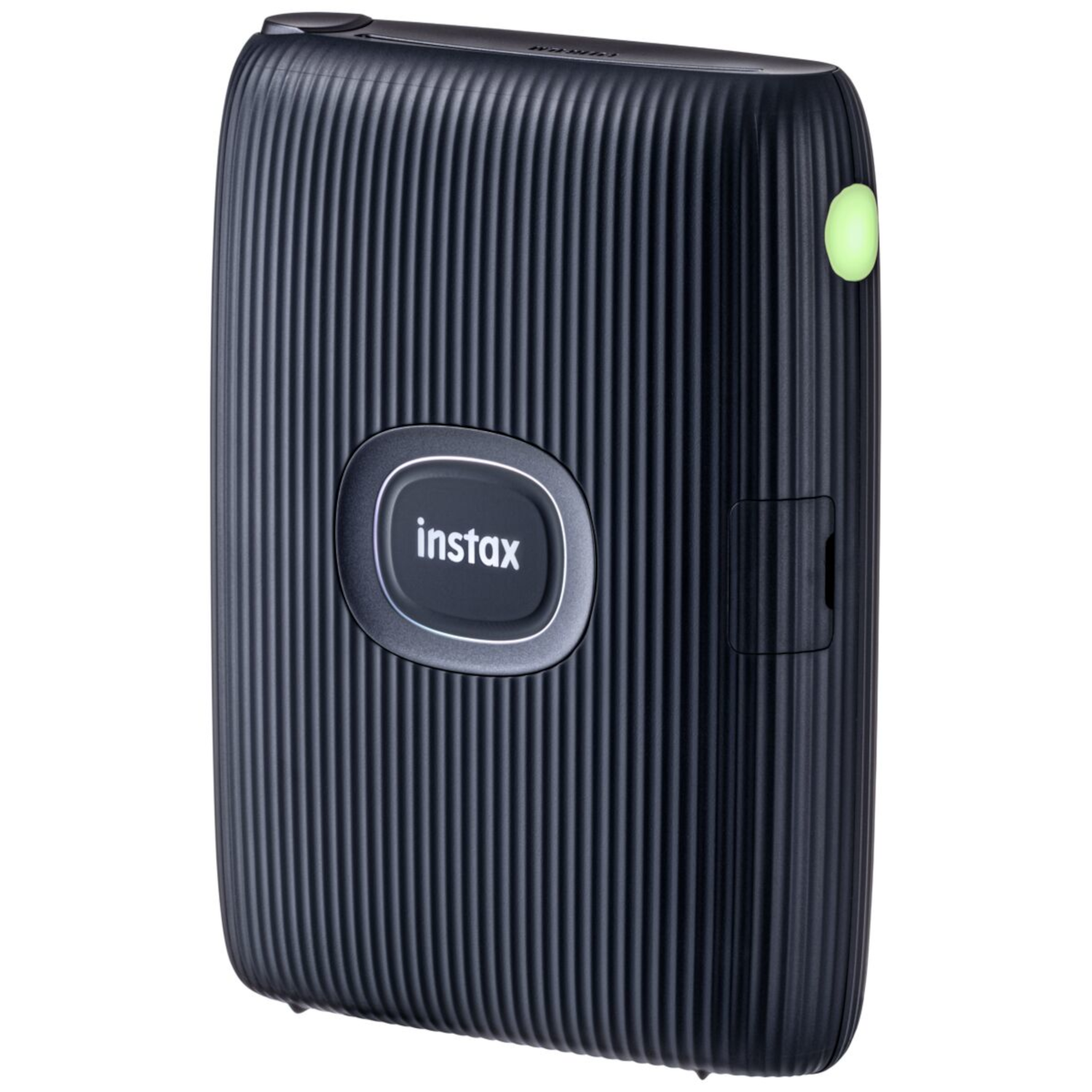 Ein dunkelblauer Instax Mini Link 2 Drucker mit geriffeltem Design, abgewinkelt, grünes Licht.