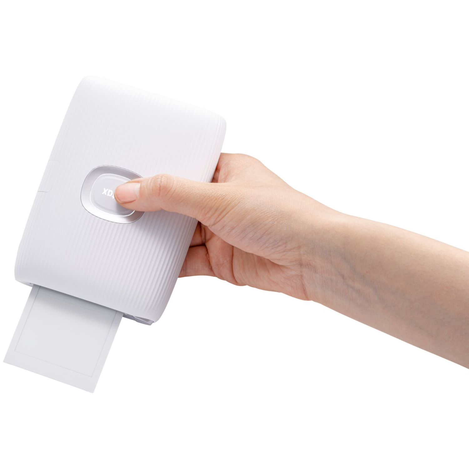 Ręka trzyma białą drukarkę Instax, drukując zdjęcie.