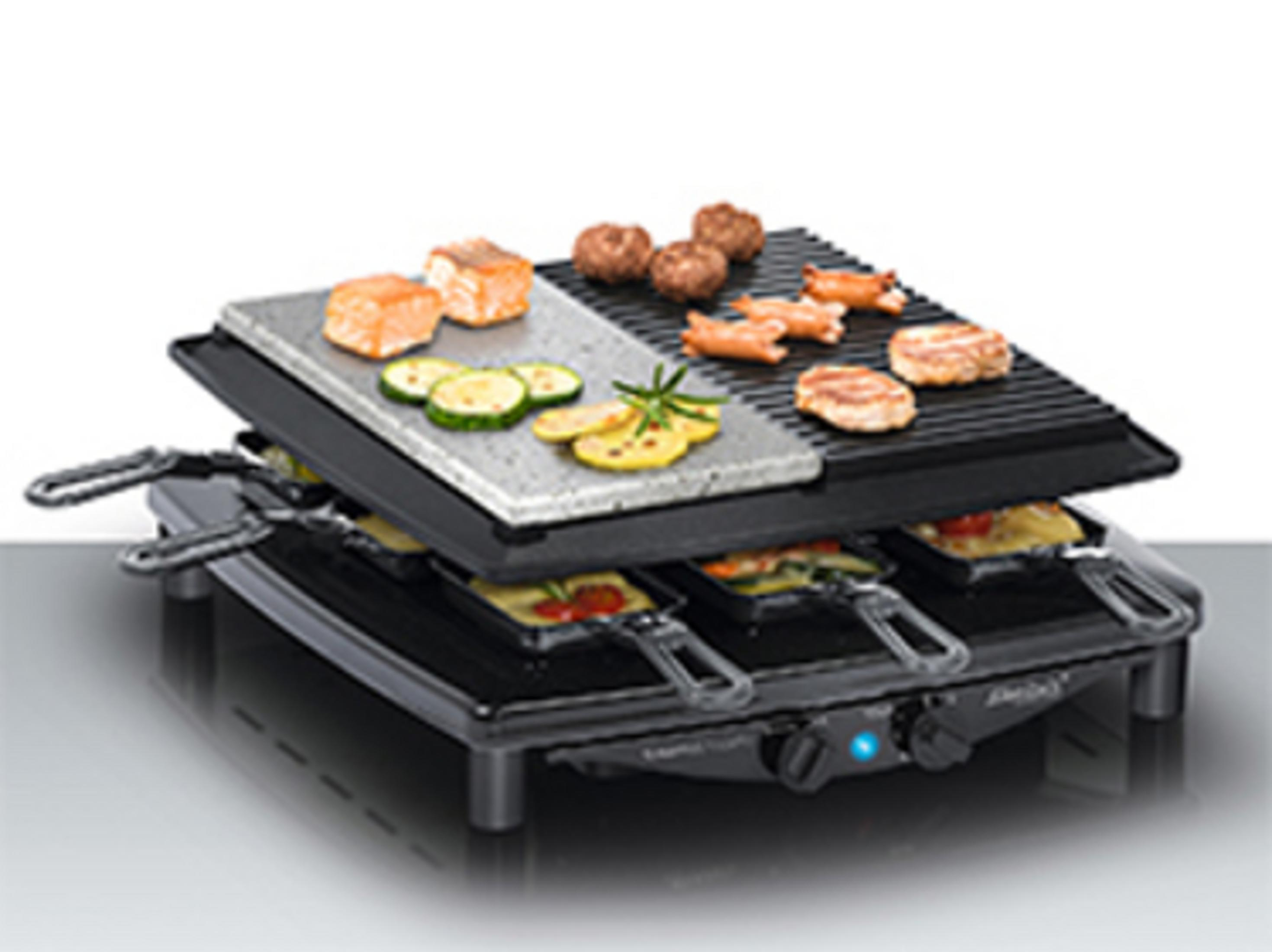 Ein Raclette-Grill mit Essen: Lachs, Fleischbällchen, Würstchen, Zucchini, Kartoffeln und Käse.