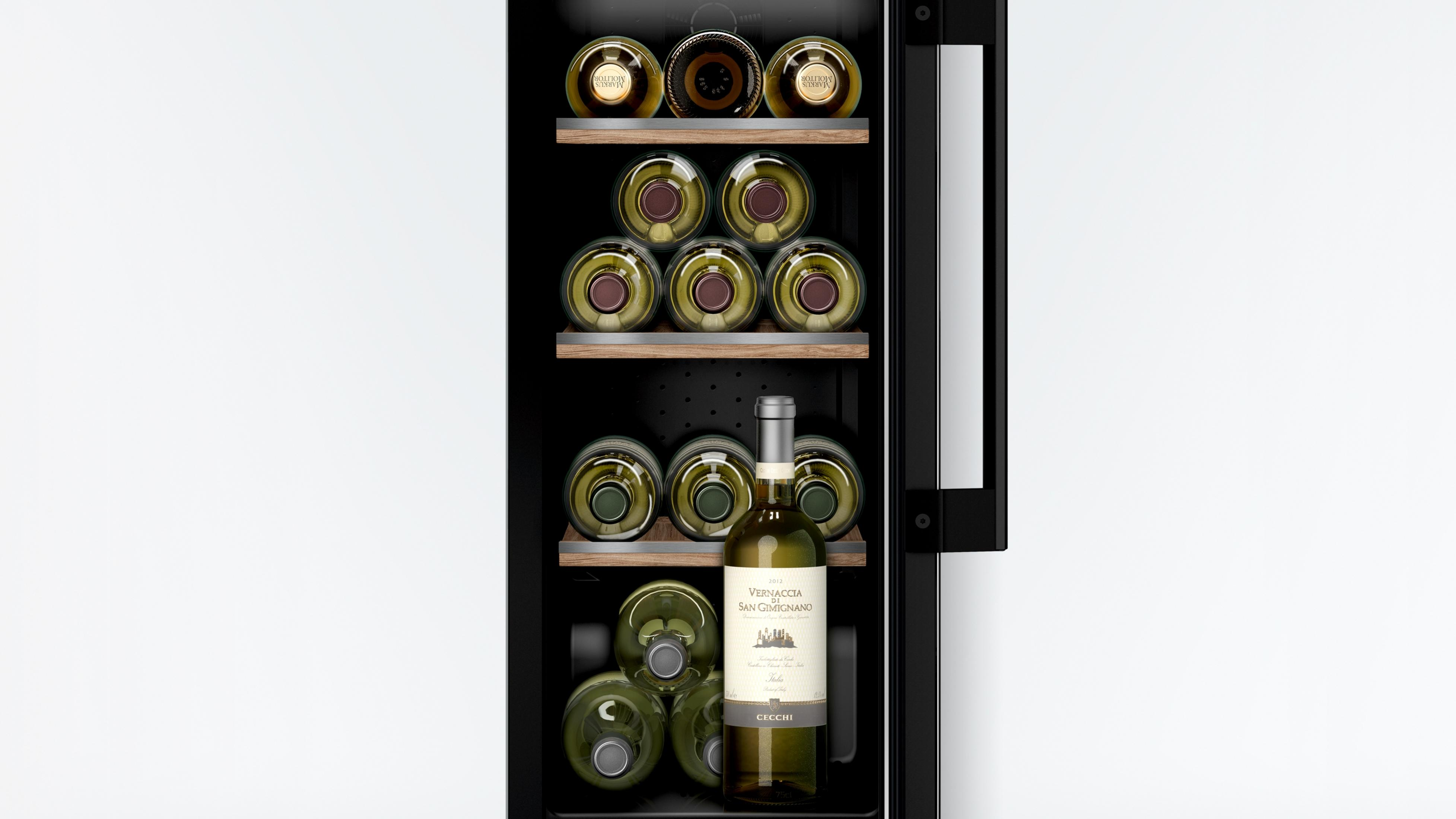 Weinkühlschrank mit Weinflaschen. Innenraum mit Holzregalen. Eine Weinflasche vorne.