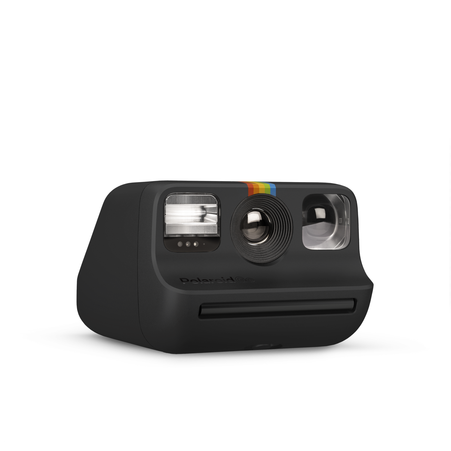 Czarny aparat Polaroid Go z tęczowym paskiem i lampą błyskową. Widok z przodu.