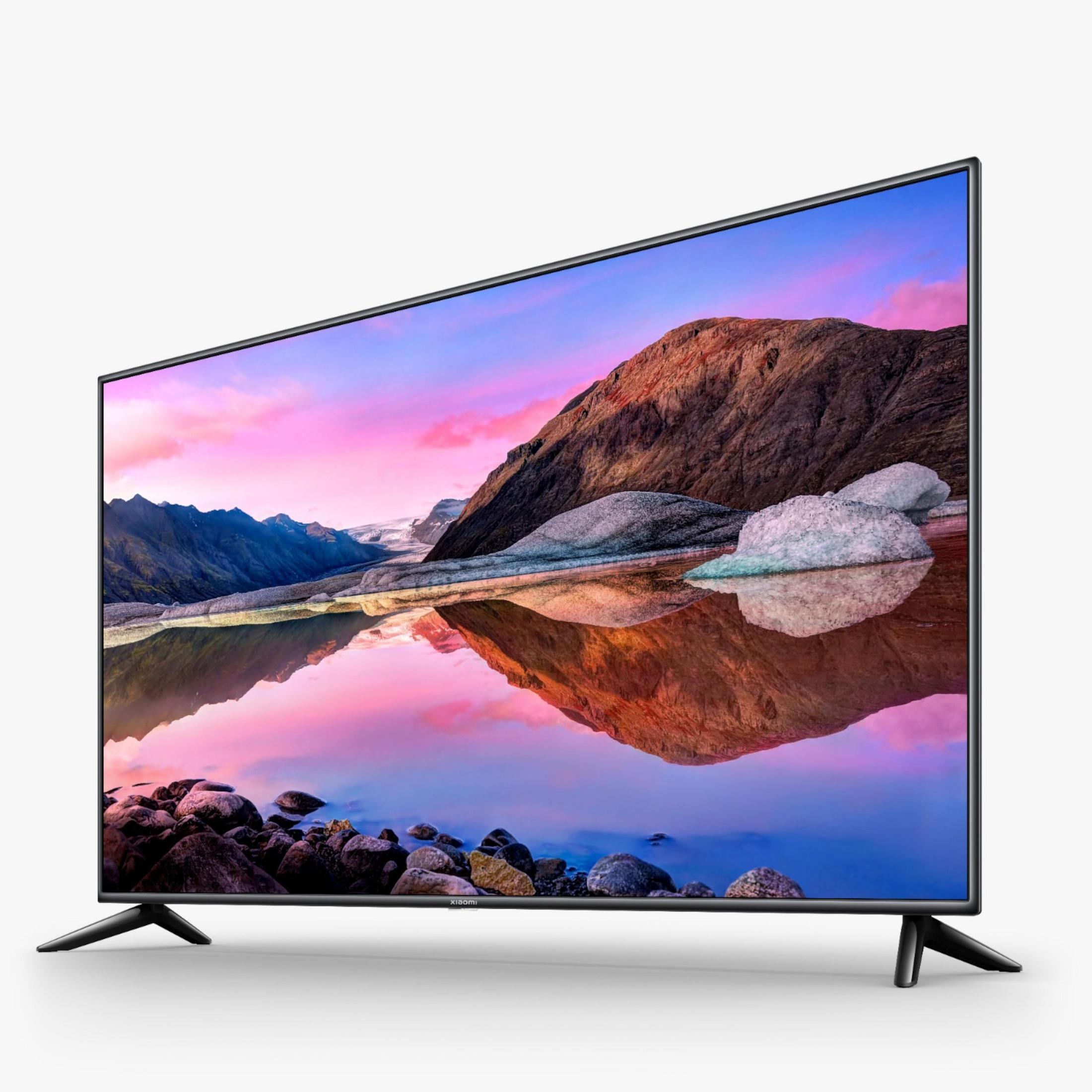Groot beeldscherm TV met een schilderachtig landschap. De weerspiegeling van het landschap is zichtbaar in het water.