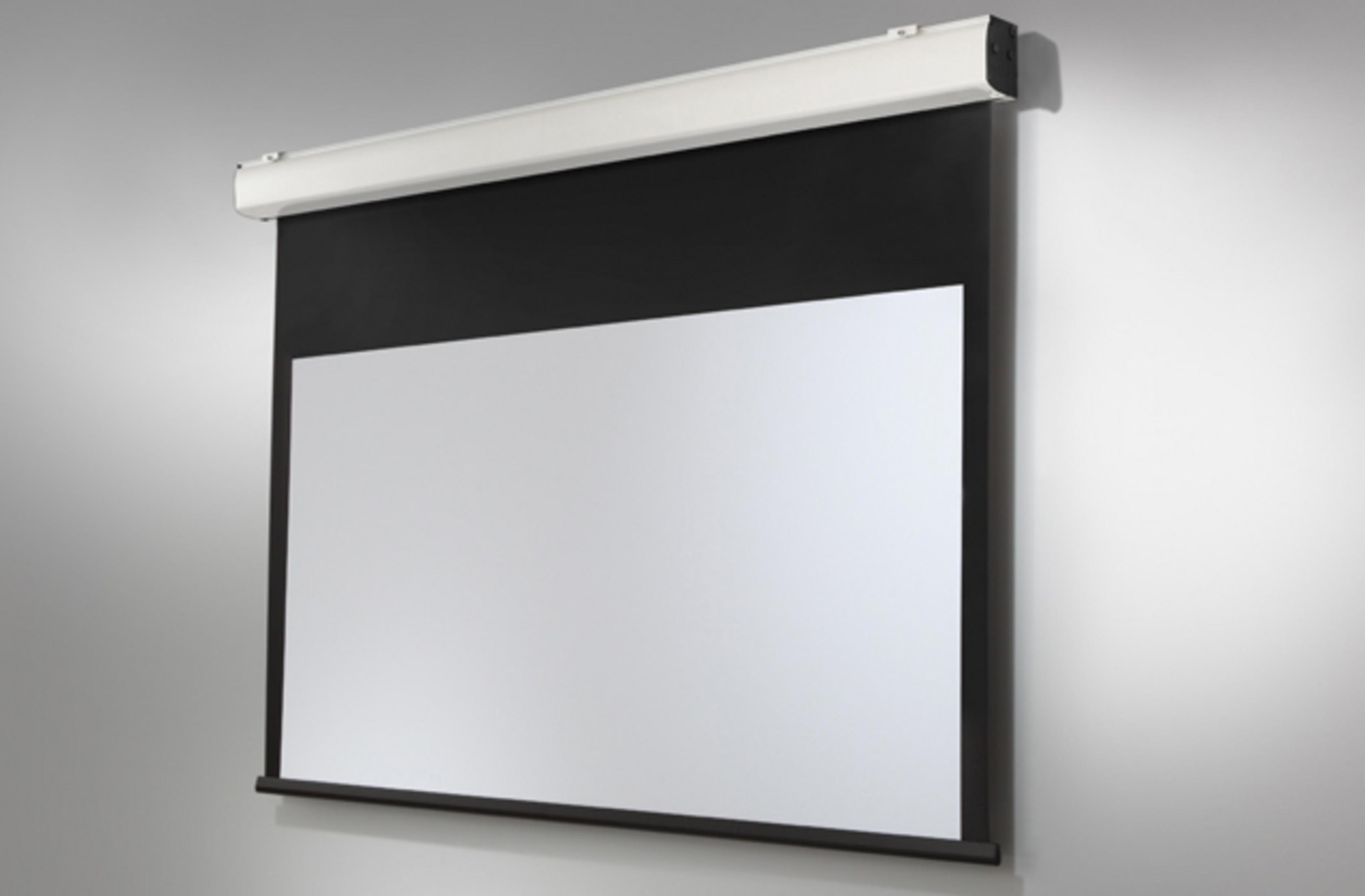 Weiß-schwarze Projektorleinwand, an einer hellgrauen Wand montiert.