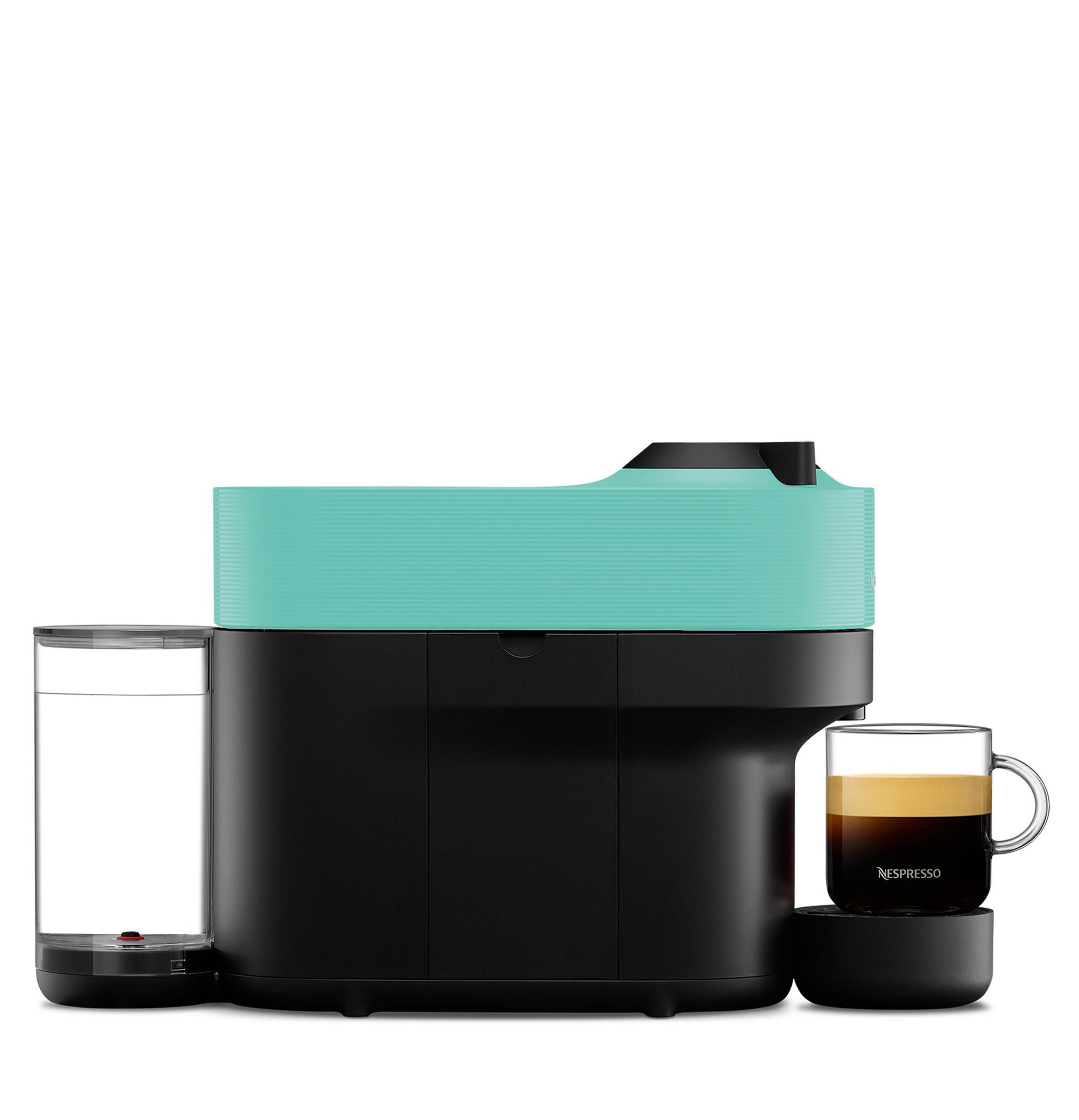 Czarny i turkusowy ekspres Nespresso ze szklanką i pojemnikiem na wodę.