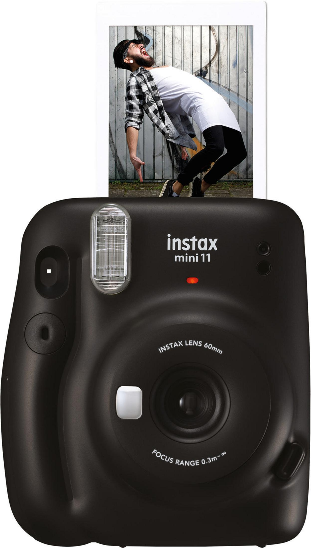 Eine schwarze Instax mini 11 Kamera mit einem auswerfenden Foto und einer Person im Foto.