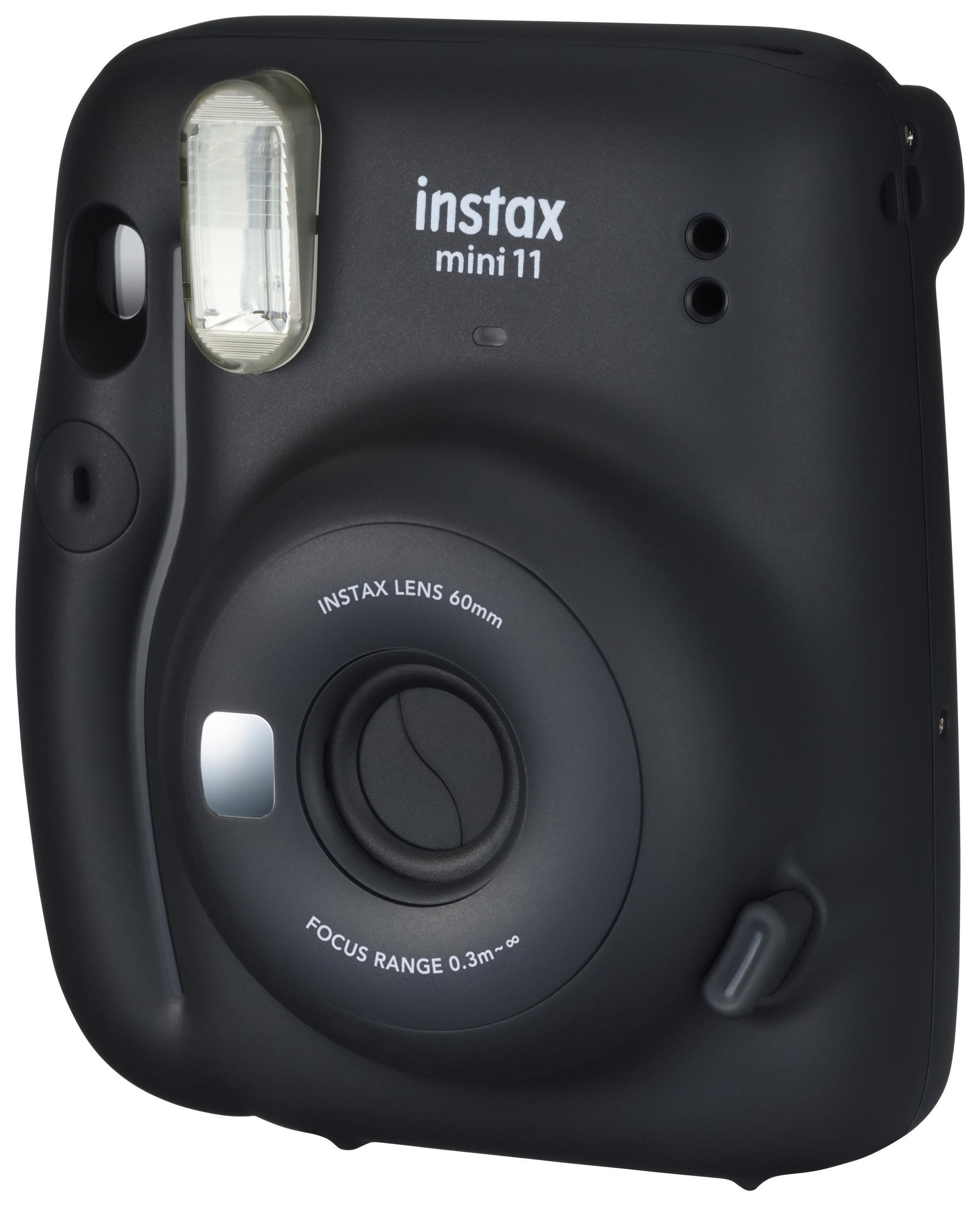 Eine schwarze Instax Mini 11 Kamera mit Blitz und Objektiv auf weißem Hintergrund.