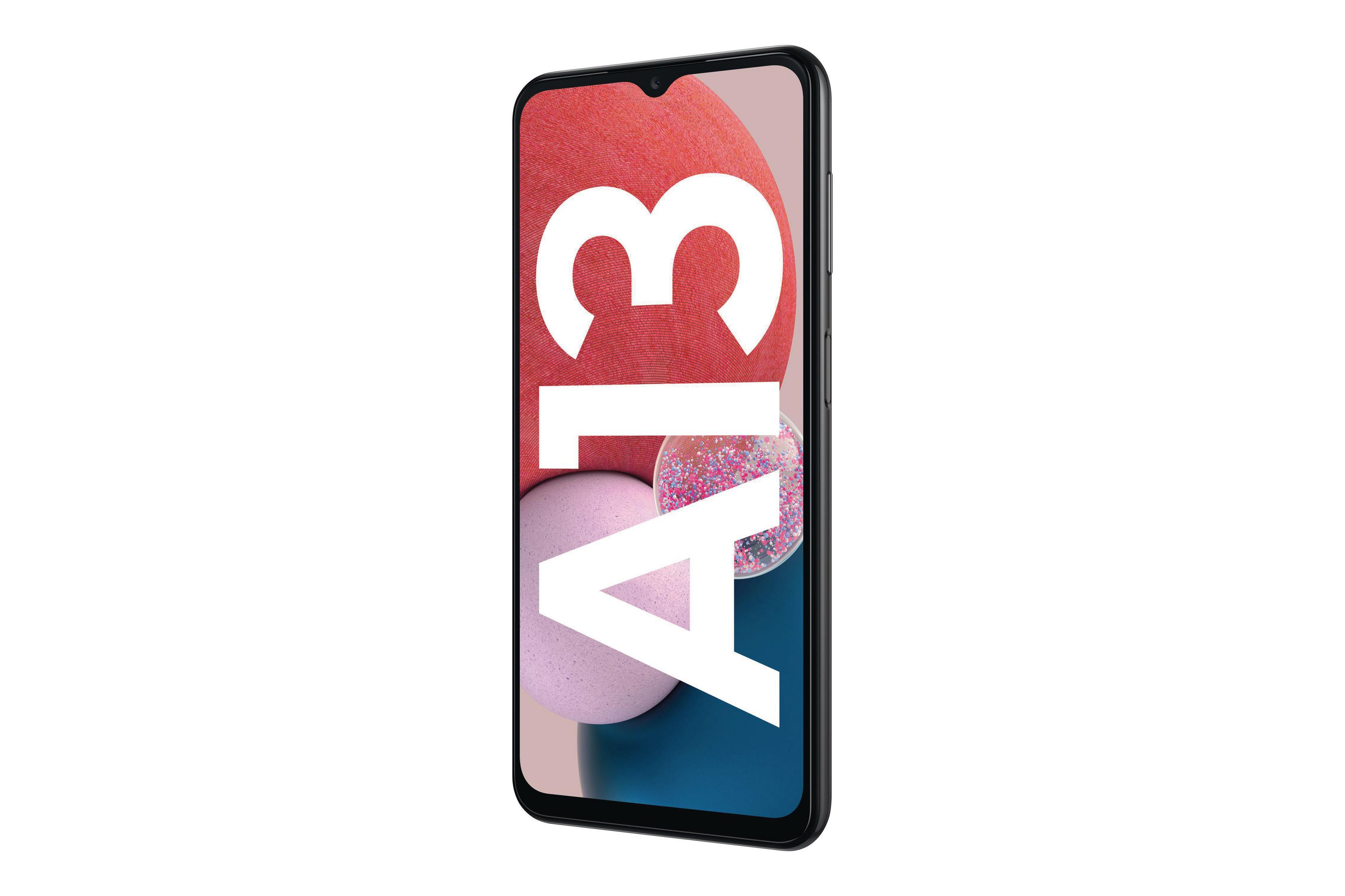 Zwarte smartphone met A13 op het scherm. De achtergrond is roze en andere kleuren.