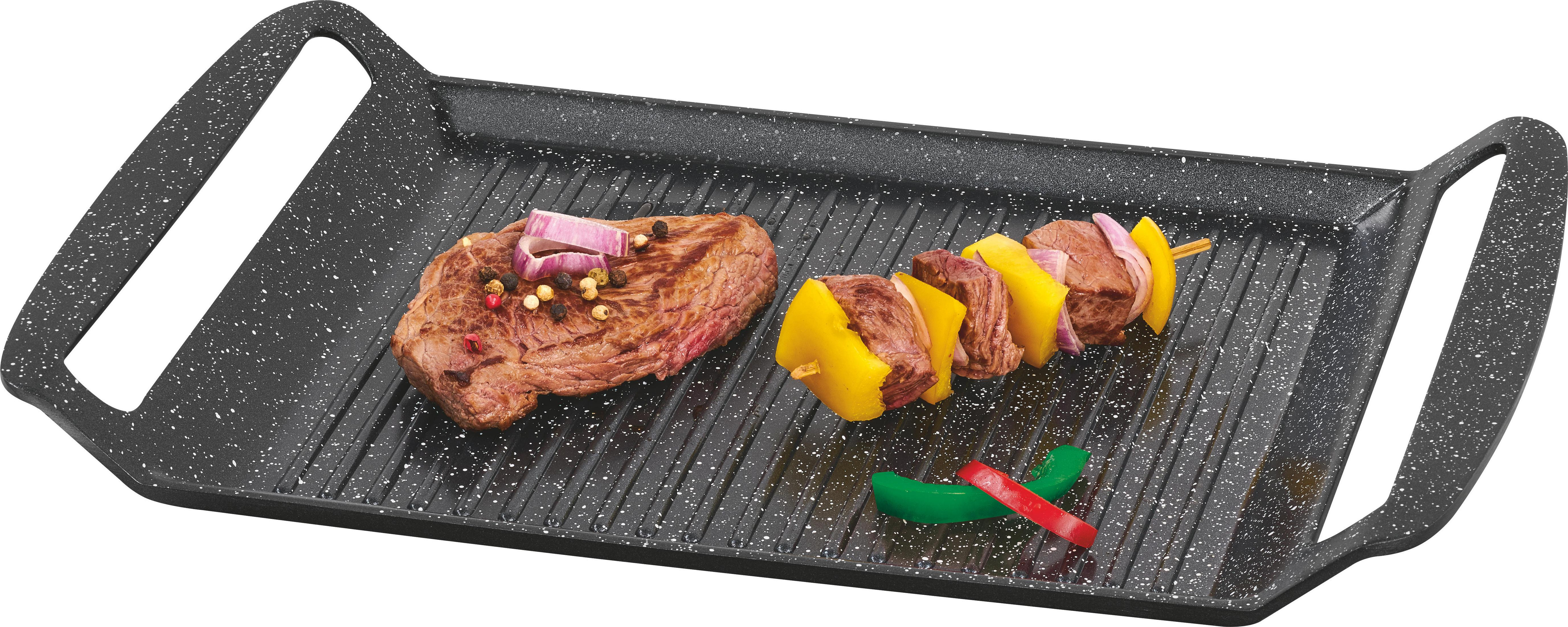Patelnia grillowa ze stekiem i szaszłykami. Patelnia ma nakrapianą powierzchnię i uchwyty.