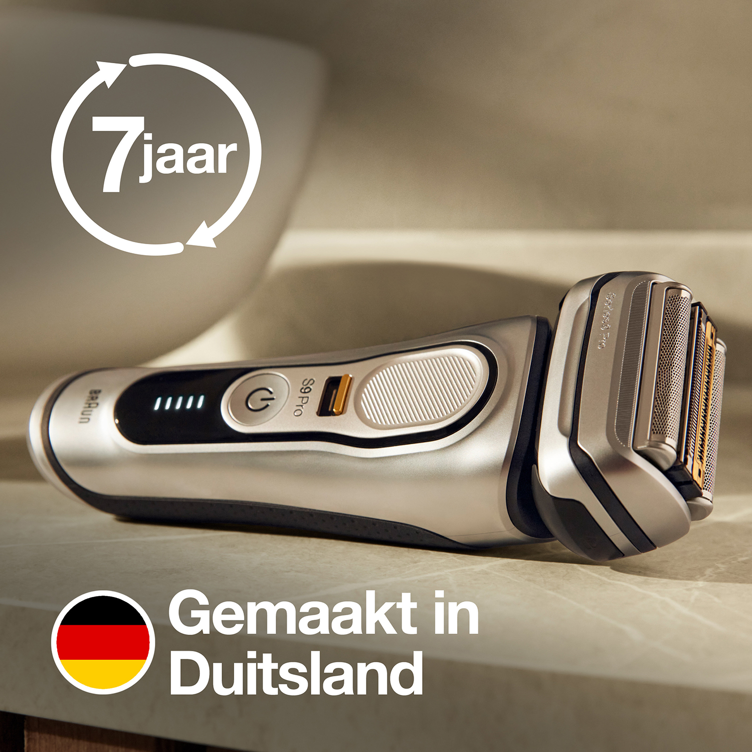 Un rasoio Braun argento e nero. L'immagine ha un testo che dice "Made in Germany" e una bandiera.