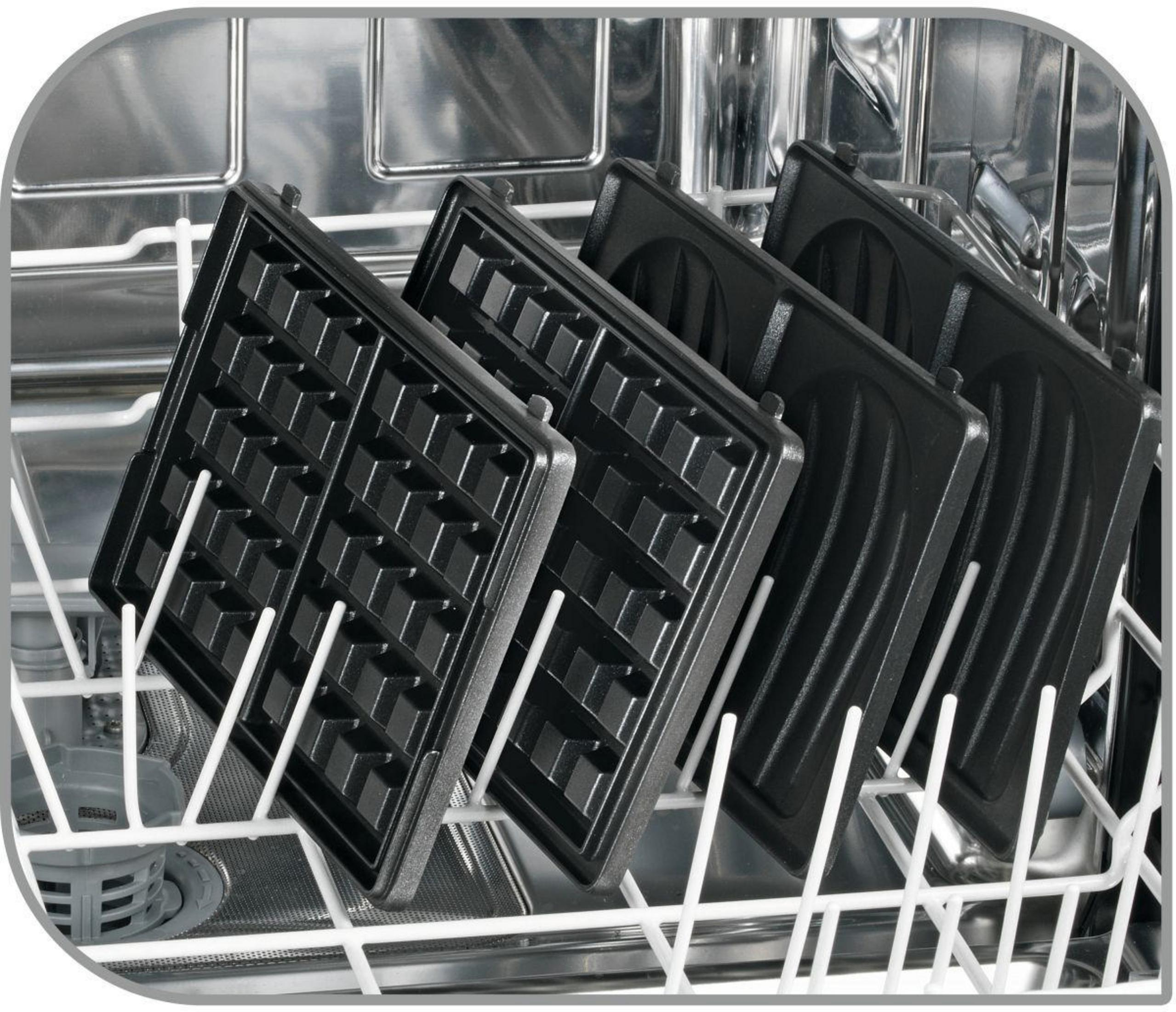 Vier schwarze Waffeleisenplatten in einem Geschirrspüler. Sie sind in einer Reihe angeordnet.