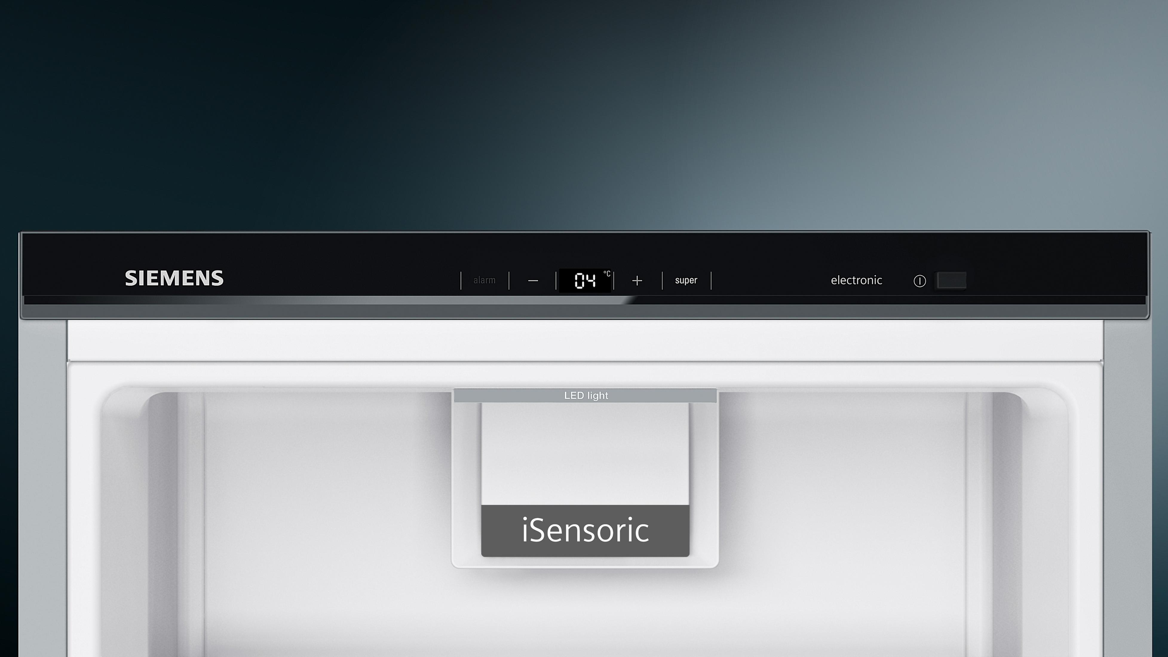 Interior del refrigerador con panel de control. Logo SIEMENS, pantalla de temperatura y etiqueta iSensoric.