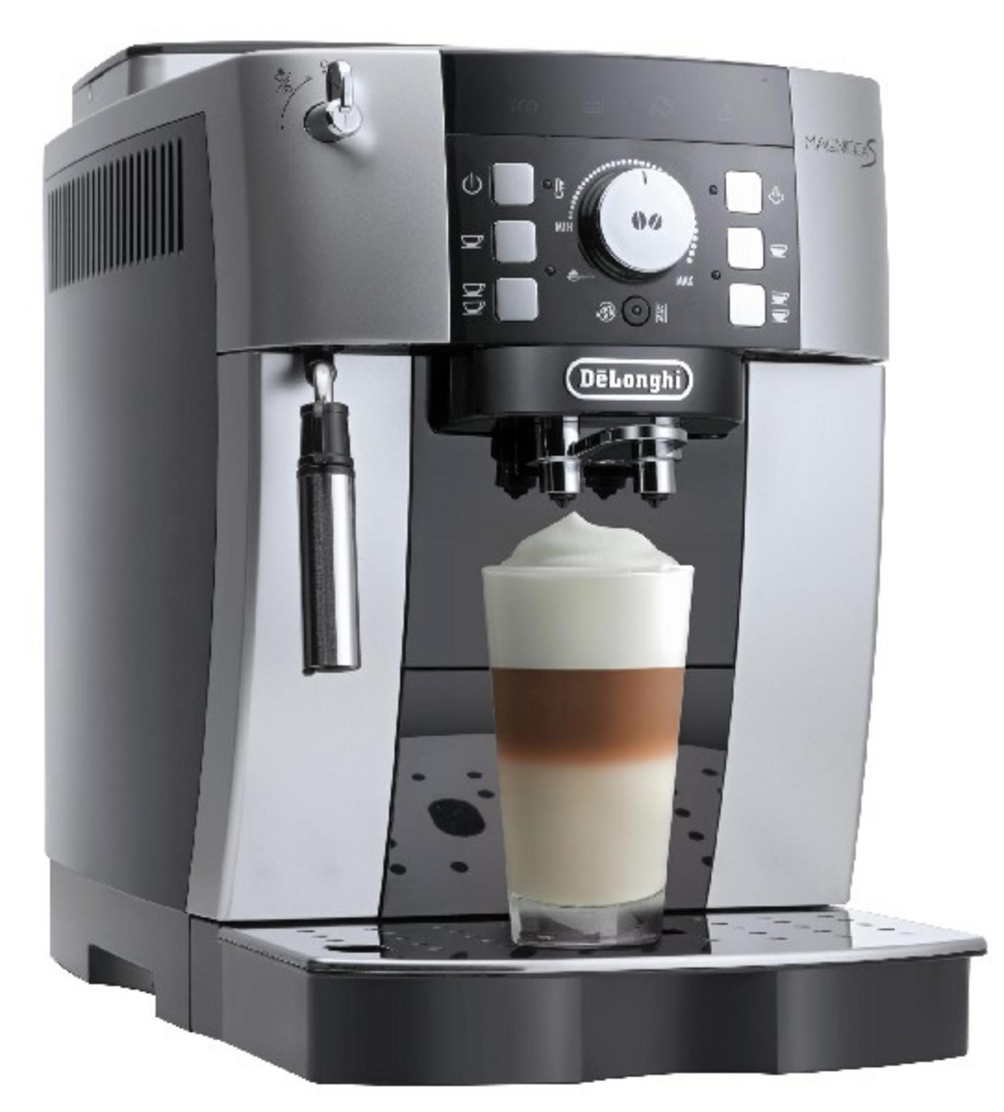 Ekspres do kawy DeLonghi ze szklanką warstwowej kawy i pianką.