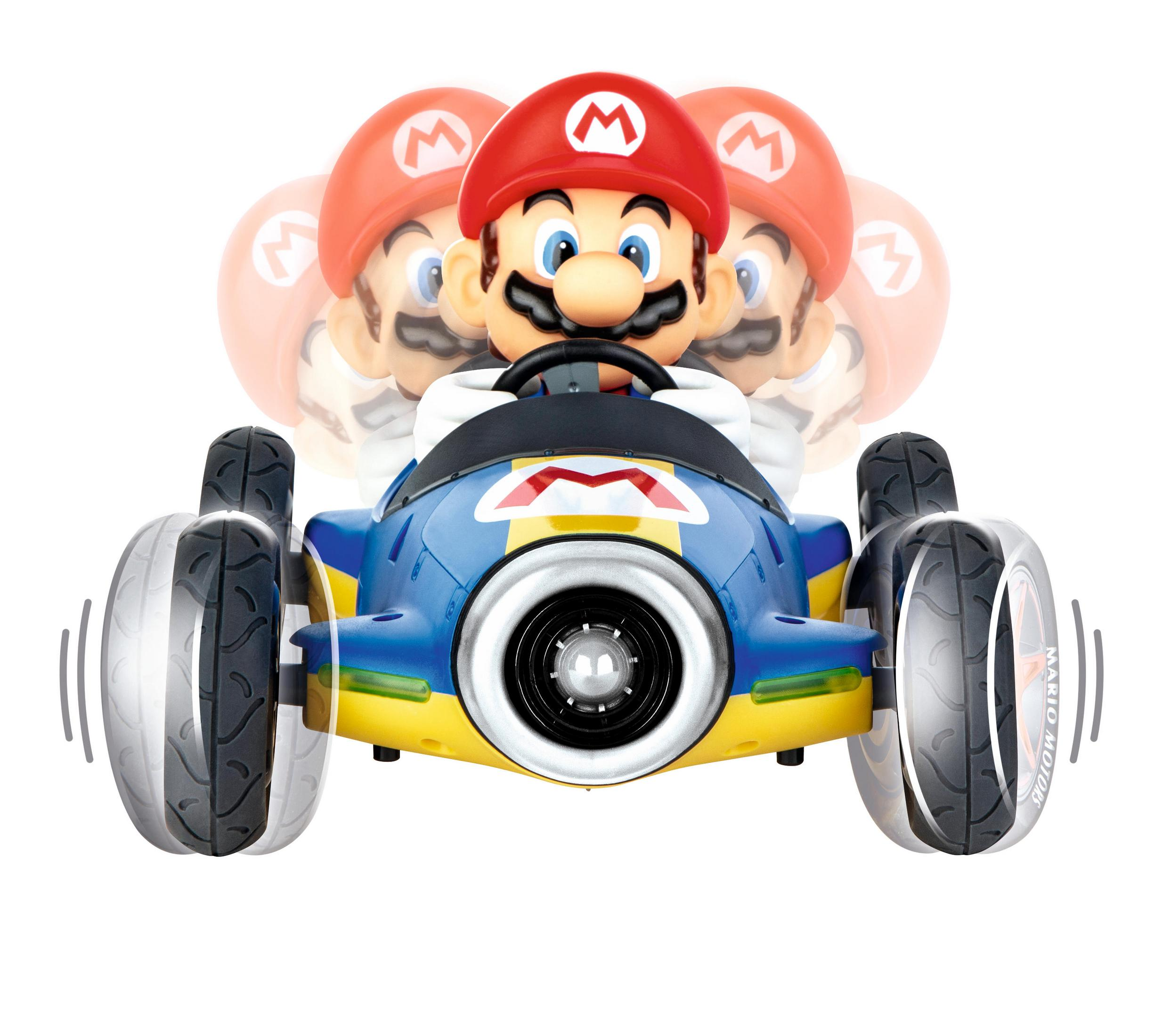 Mario conduciendo un coche de juguete azul y amarillo.