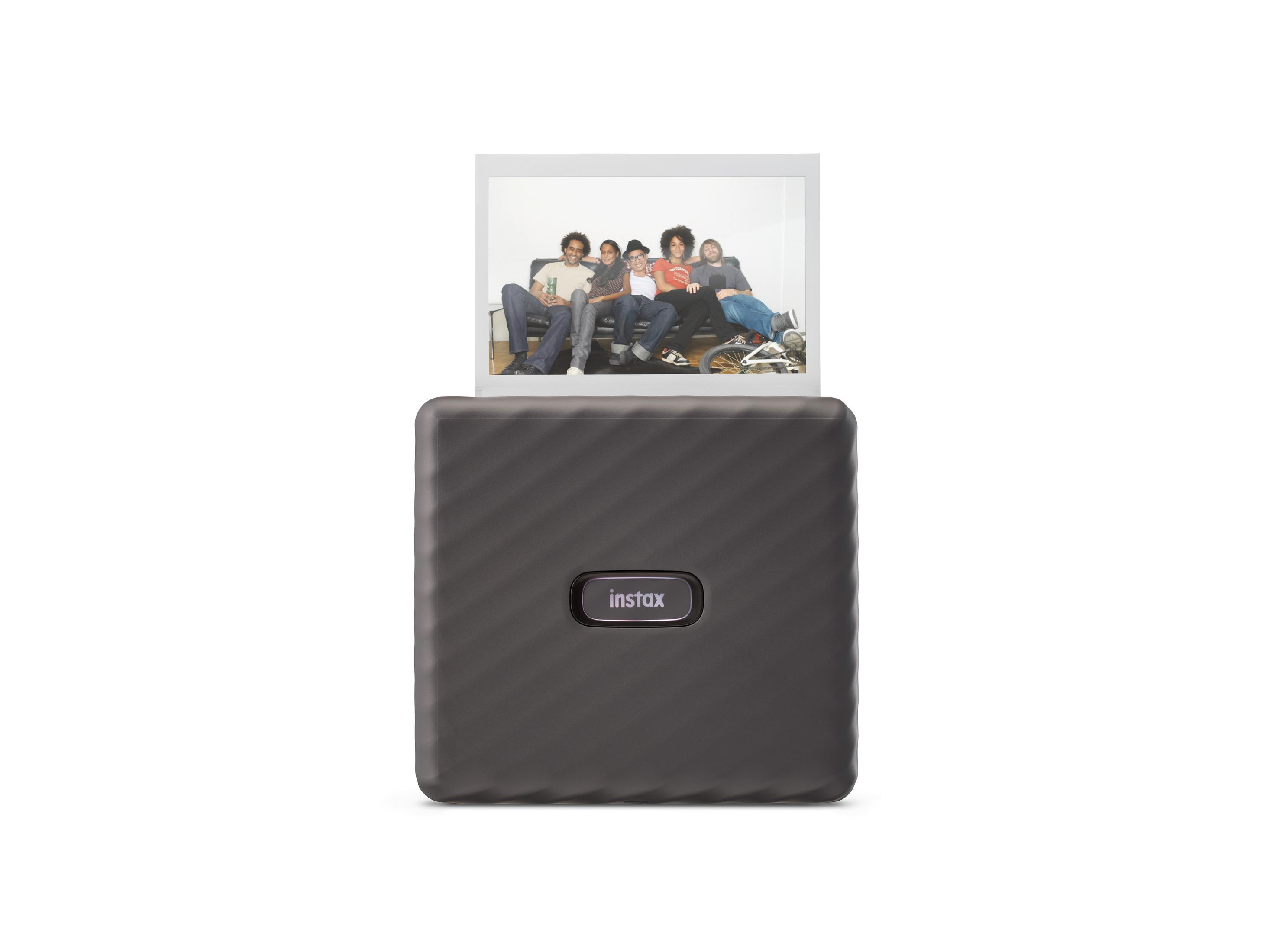 Schwarzer Instax-Drucker mit einem Foto von Menschen. Das Foto hat einen weißen Rand.