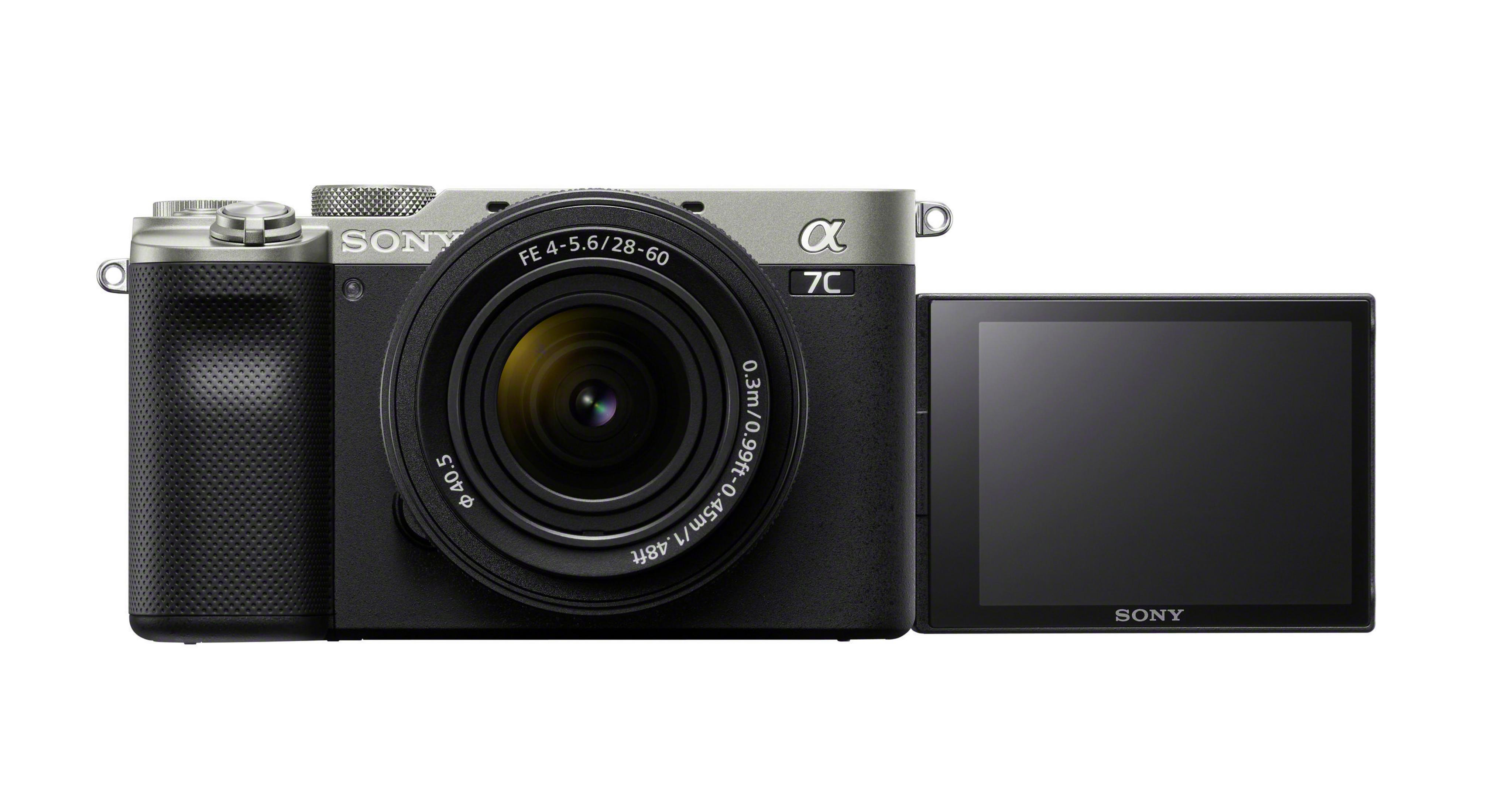 Una cámara Sony Alpha 7C. Tiene una lente y una pantalla abierta hacia un lado.