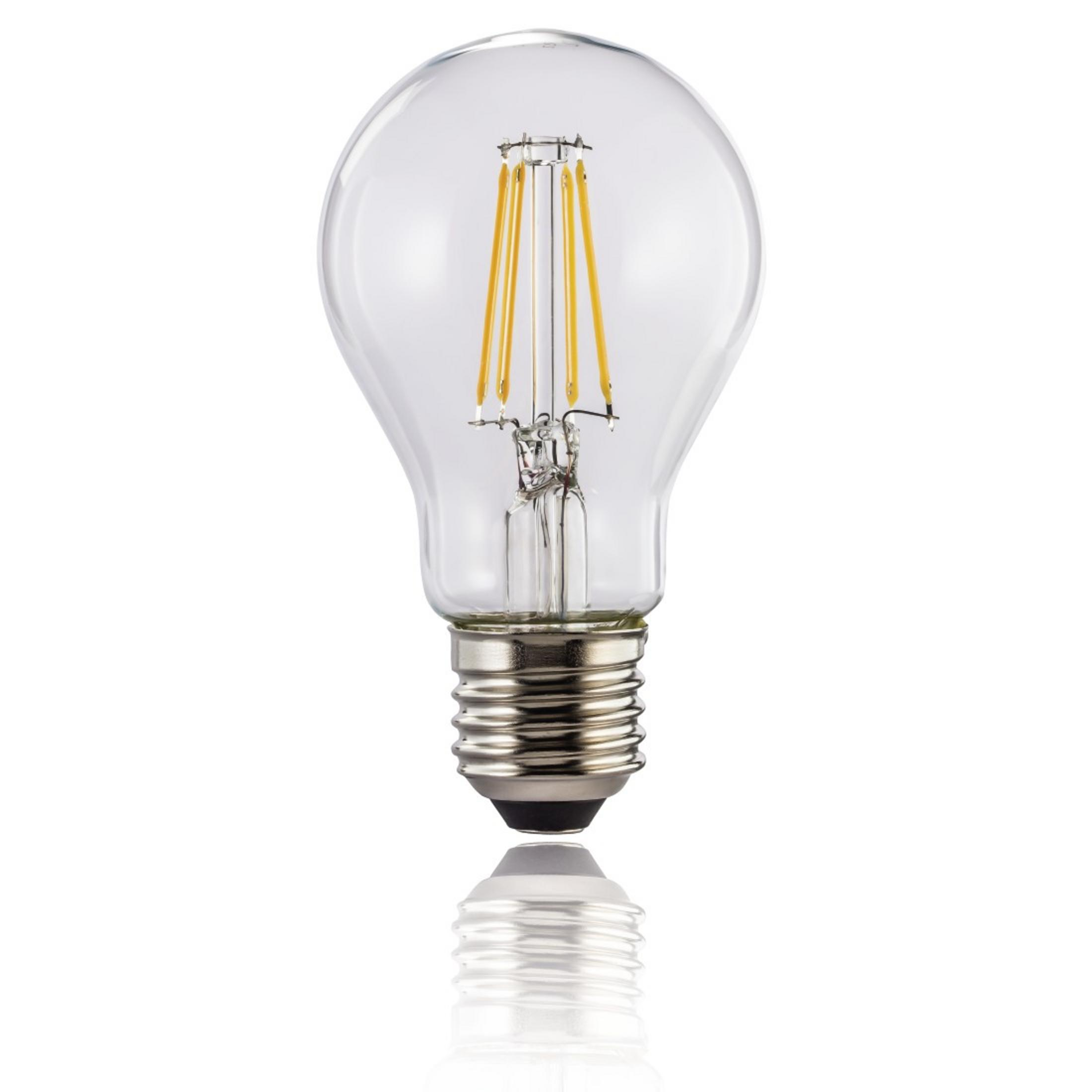 Una bombilla de vidrio transparente con base plateada, iluminada con un brillo blanco cálido.
