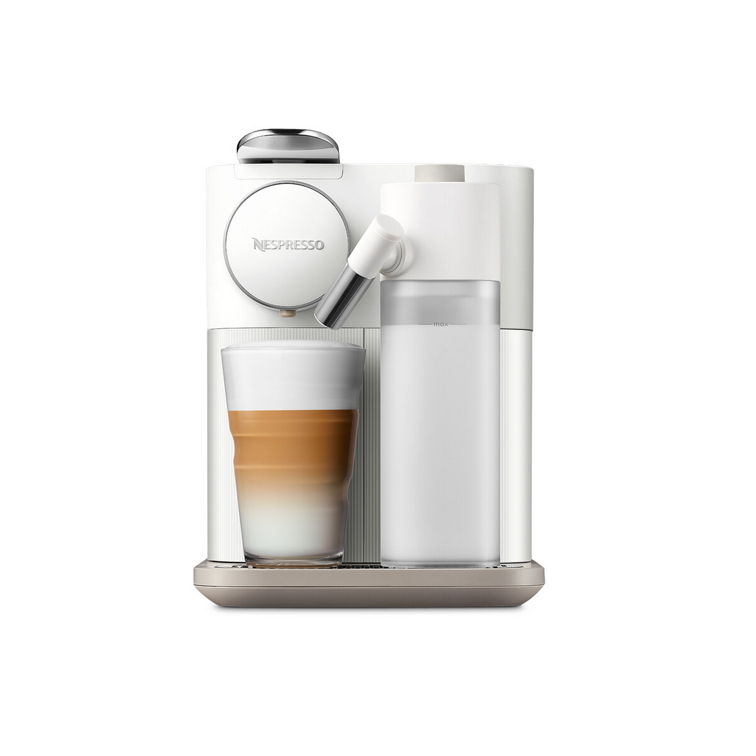 Weiße Nespresso-Kaffeemaschine. Glasbecher und Milchbehälter. Latte Art in der Tasse.
