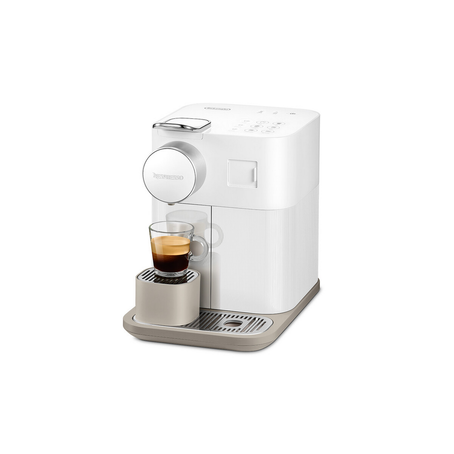 Weiße Nespresso-Kaffeemaschine mit einem Glas Espresso. Die Maschine steht auf grauem Sockel.