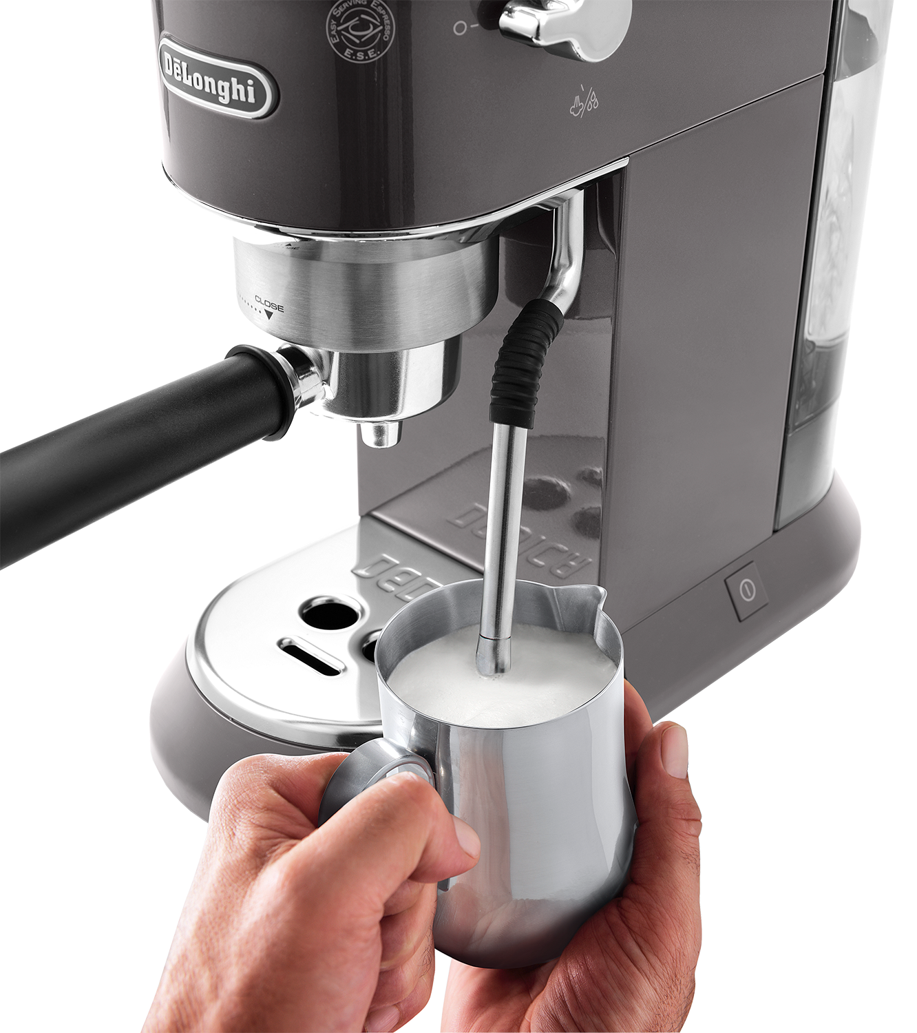 Una persona espumando leche para café con una cafetera espresso Delonghi.