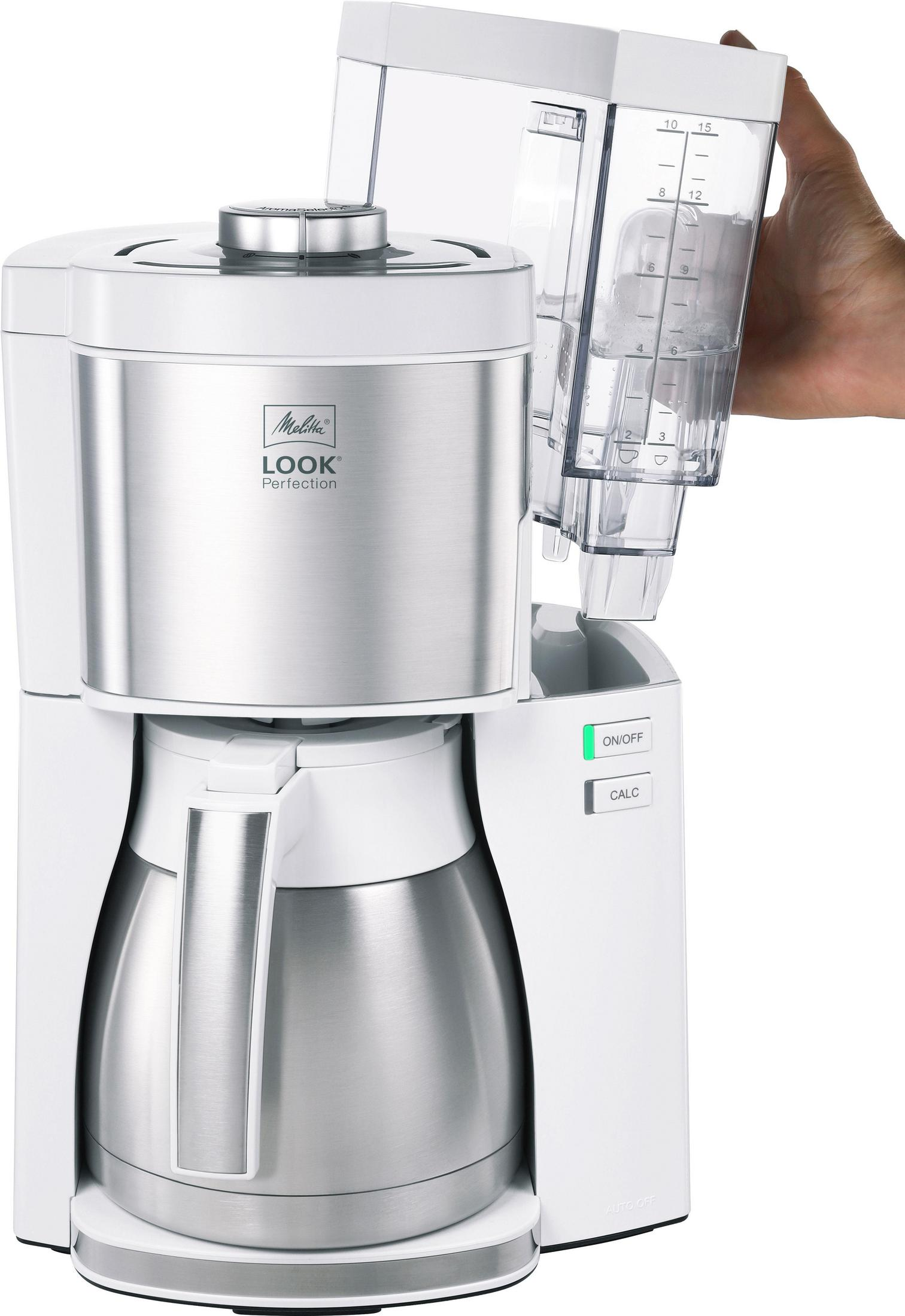 Biały i srebrny ekspres do kawy z przezroczystym zbiornikiem na wodę w trakcie napełniania.