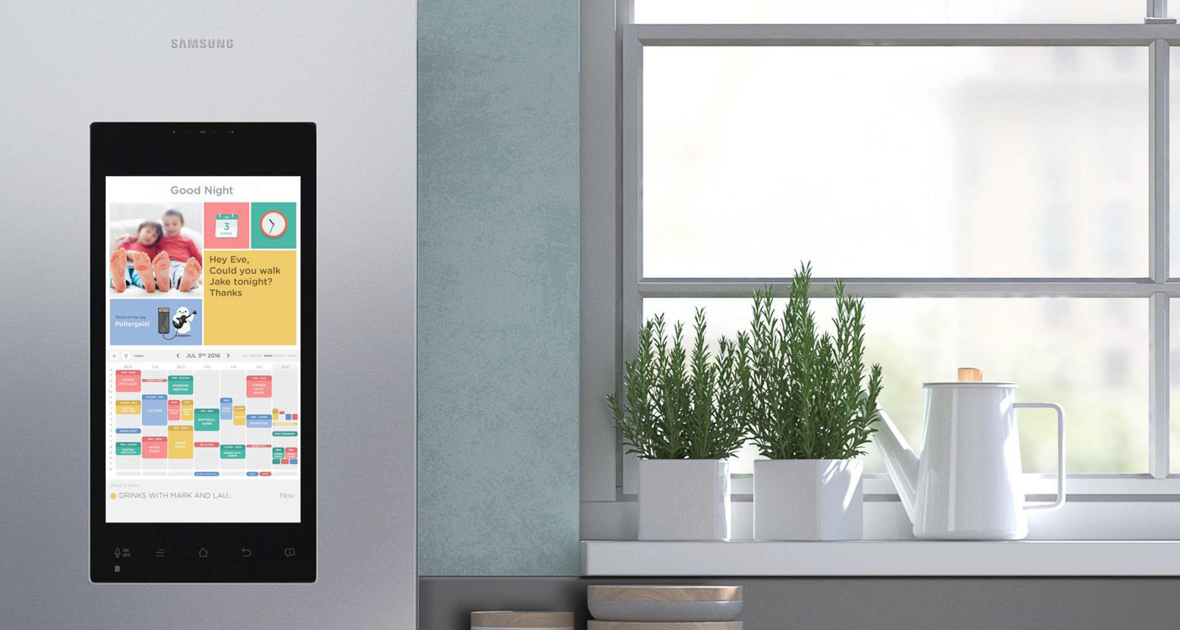 Lodówka Smart z ekranem wyświetlającym kalendarz i wiadomości, rośliny przed oknem.