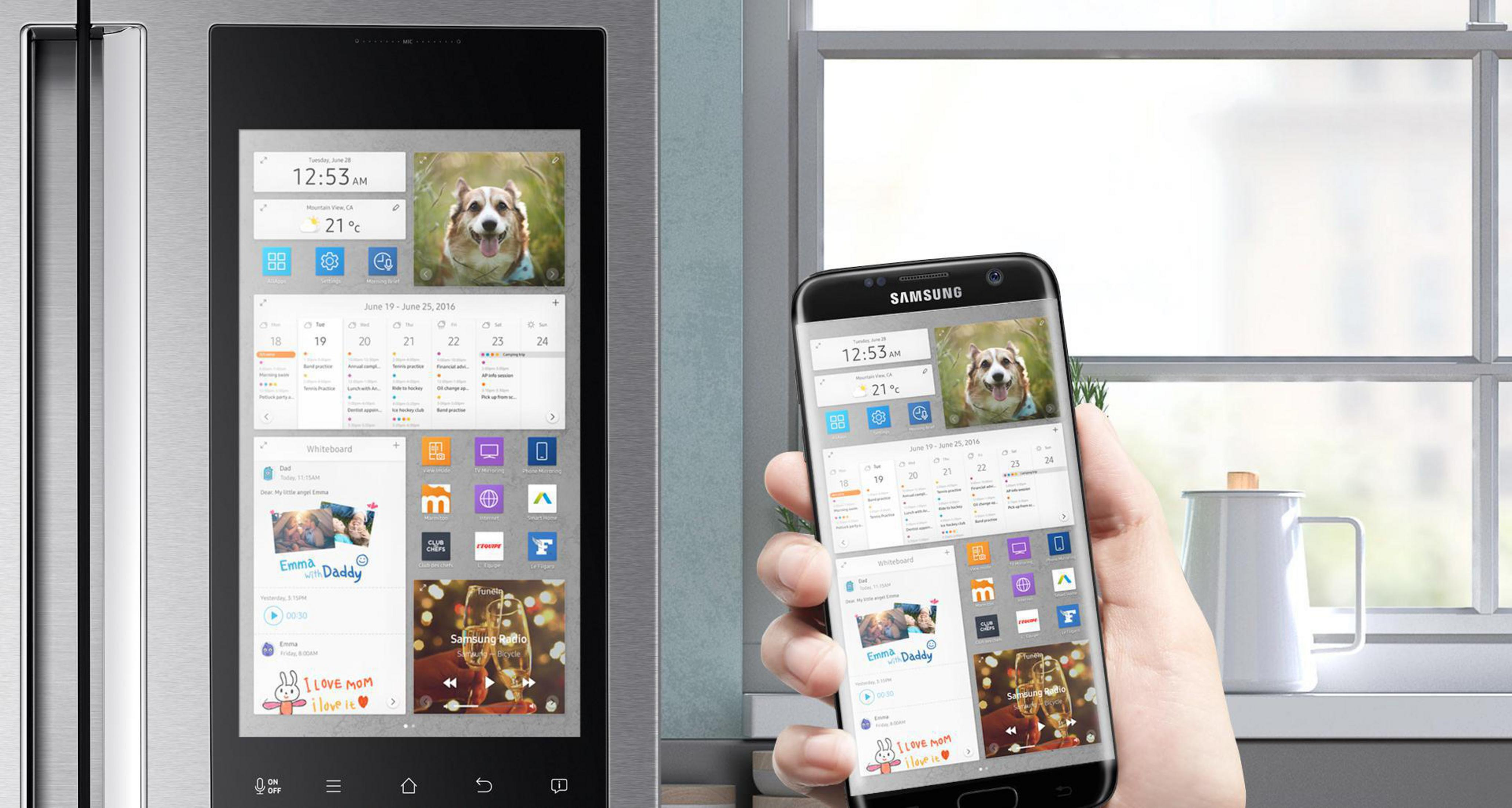 Ekran inteligentnej lodówki z kalendarzem i widgetami. Ręka trzyma telefon odzwierciedlający ekran.