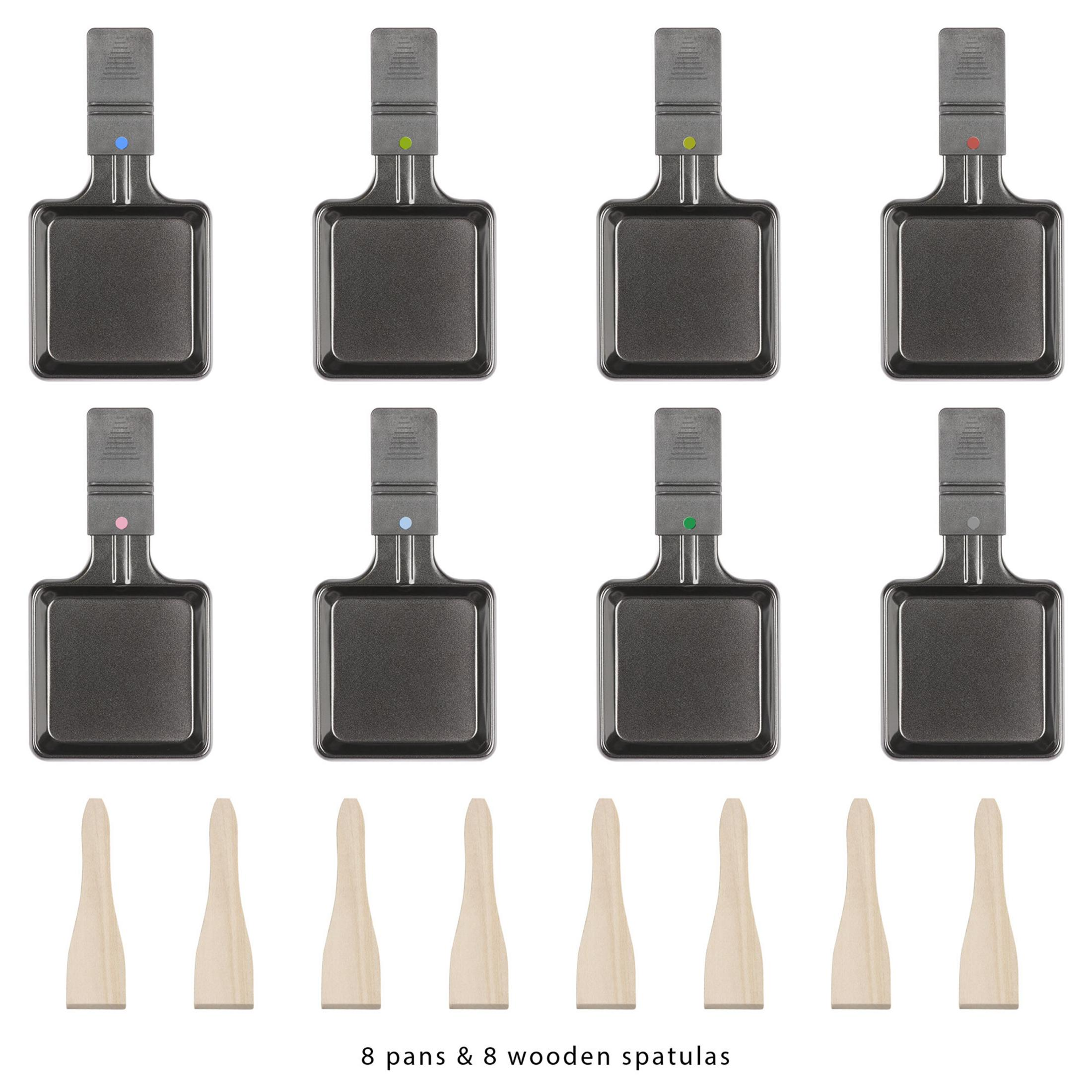 Osiem patelni i osiem szpatułek. Patelnie ciemnoszare, szpatułki drewniane. Białe tło.
