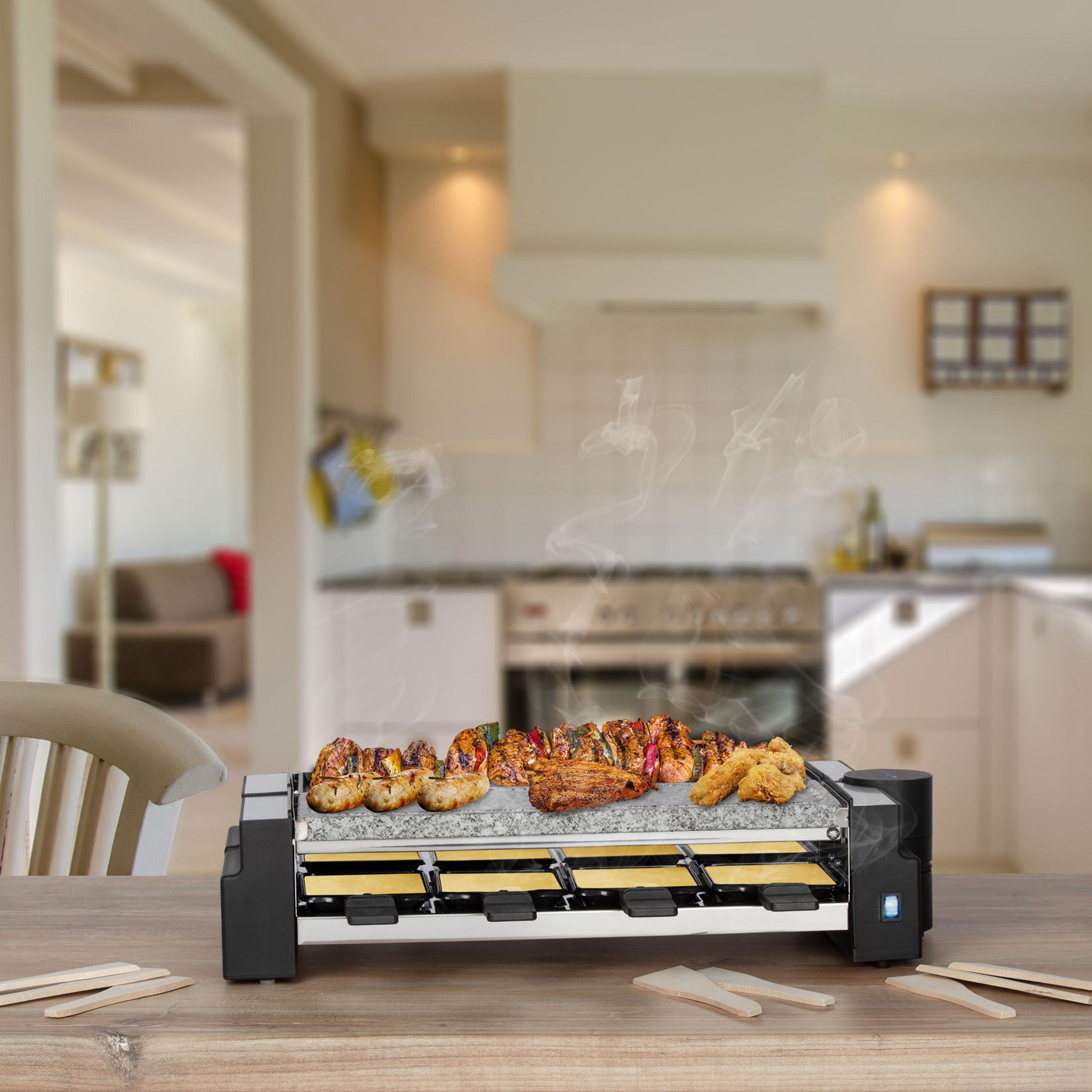 Grill z jedzeniem na wierzchu, w tym szaszłyki i skrzydełko z kurczaka. Drewniane patyczki na stole.