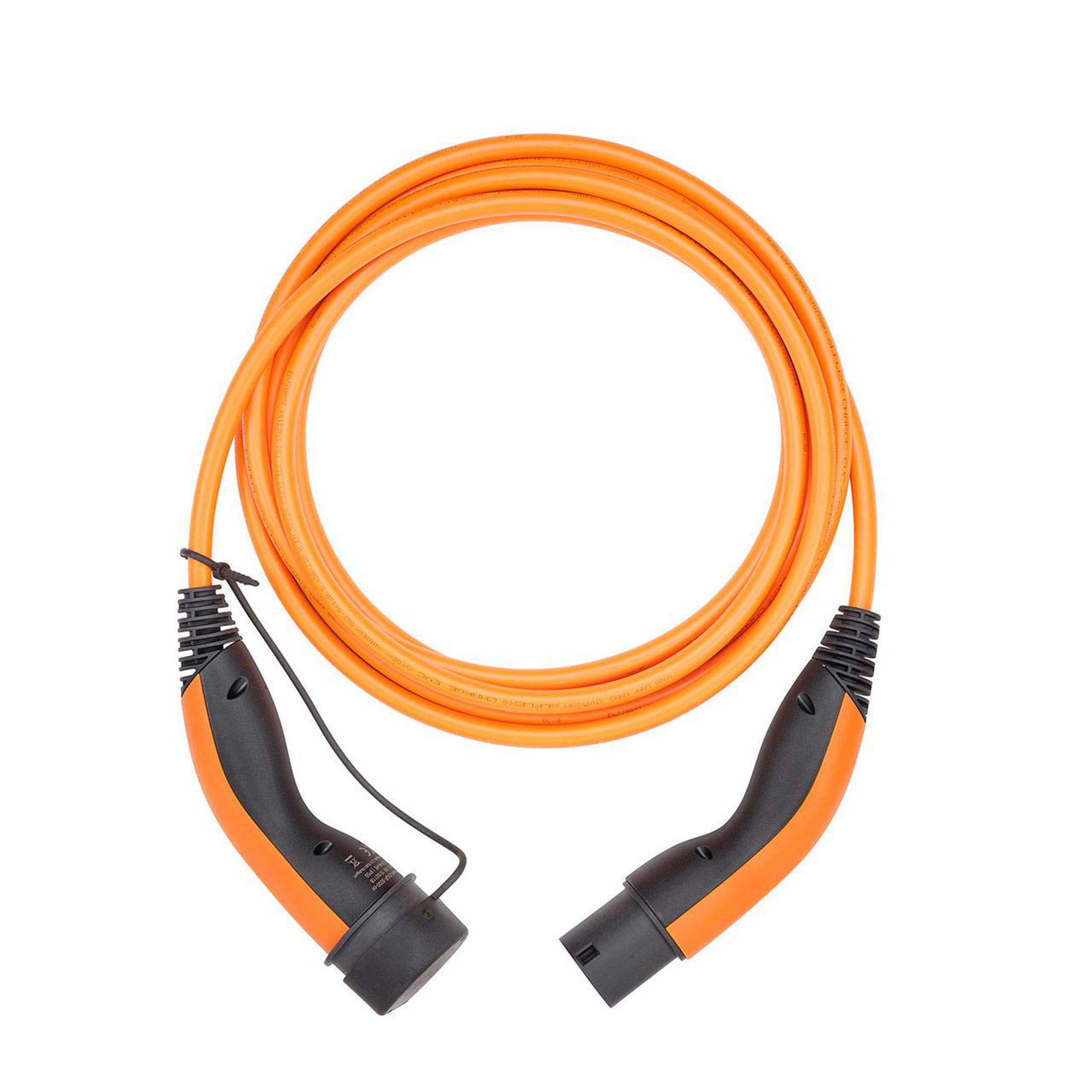 Ein orangefarbenes Ladekabel für Elektrofahrzeuge mit schwarzen Steckern an jedem Ende, aufgerollt.