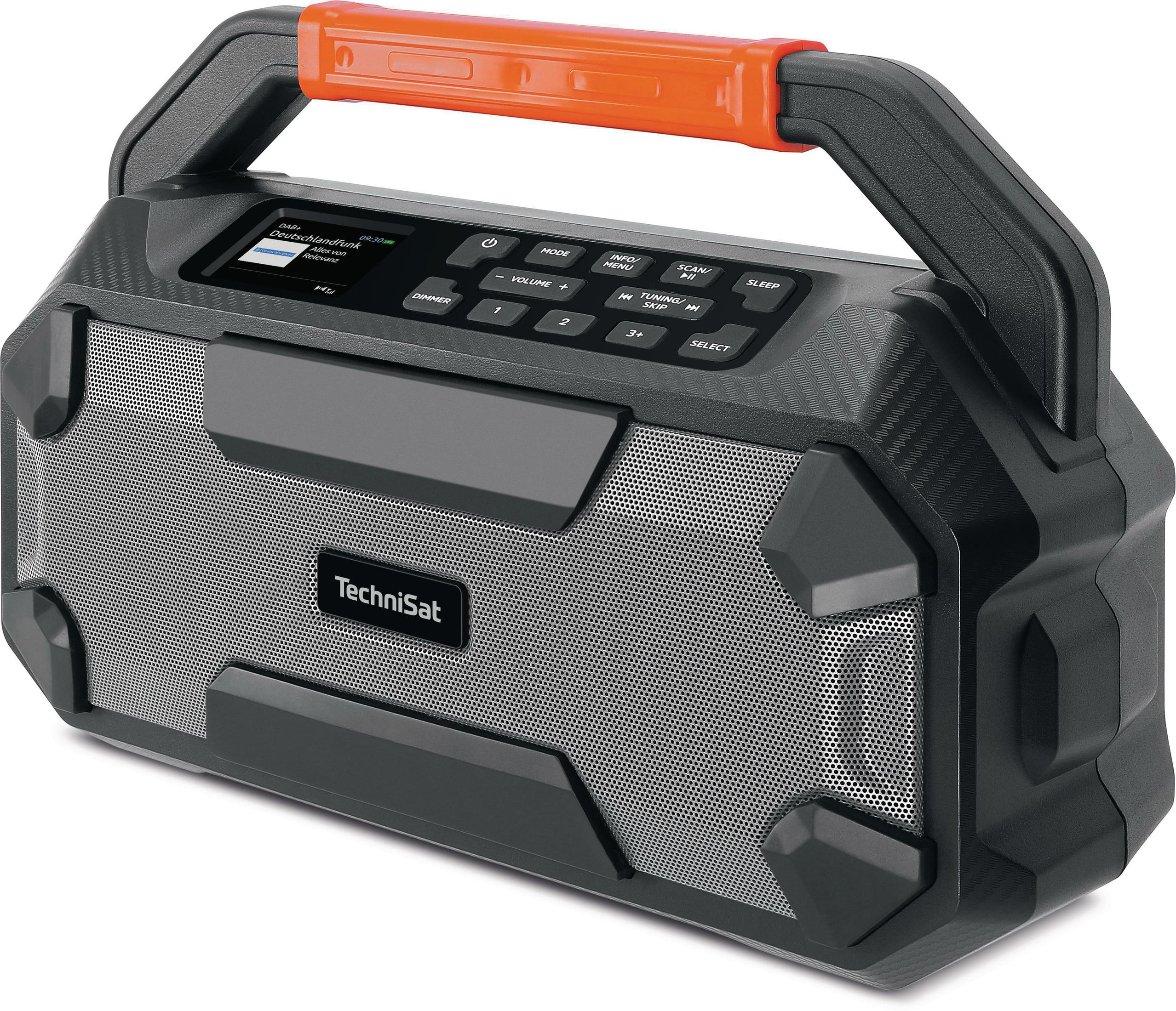 Radio portátil con asa naranja. Tiene un cuerpo negro, con una pantalla y botones.