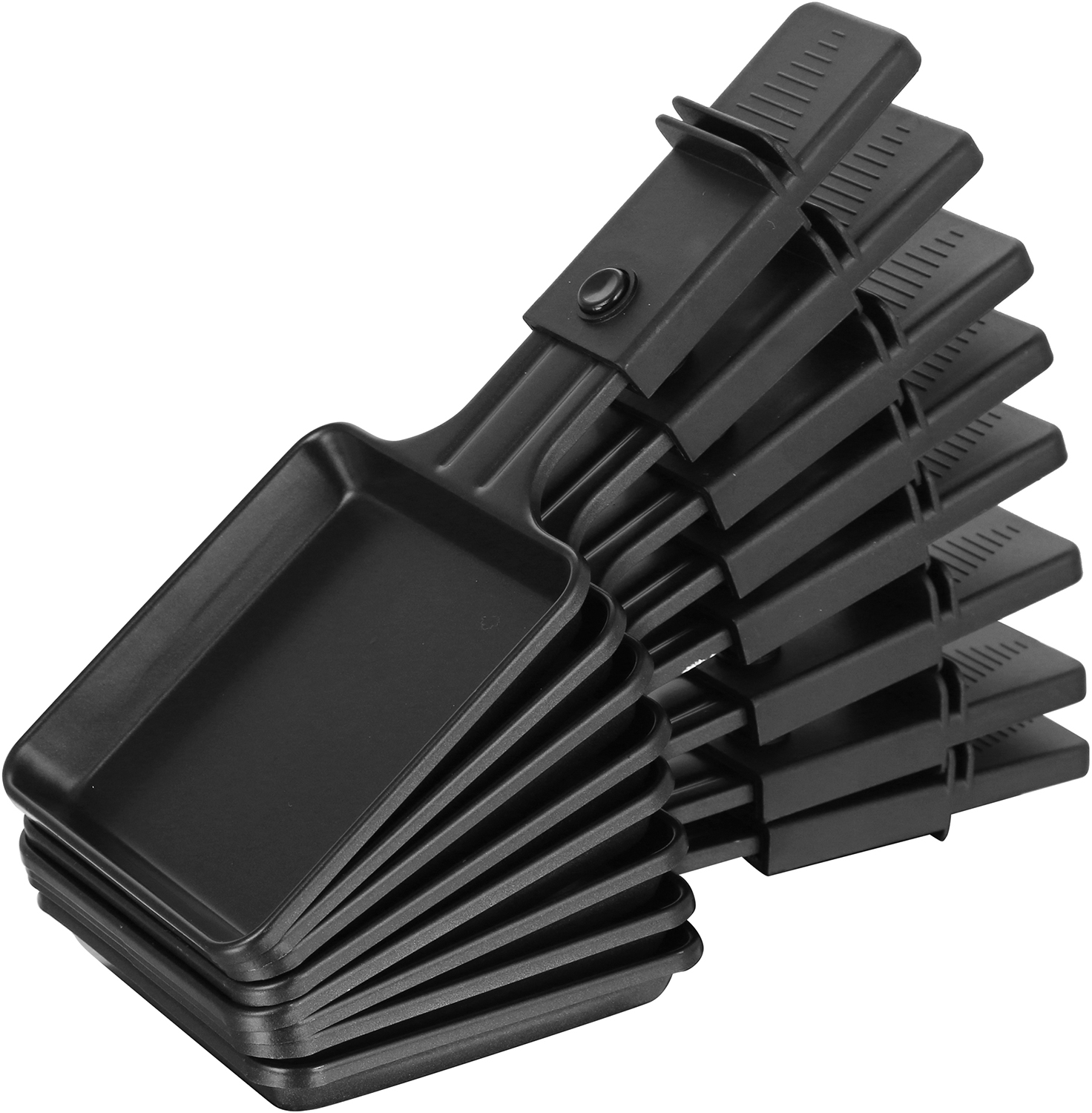 Schwarze Raclette-Grillpfannen gestapelt, mit Griffen und geschlitztem Design.