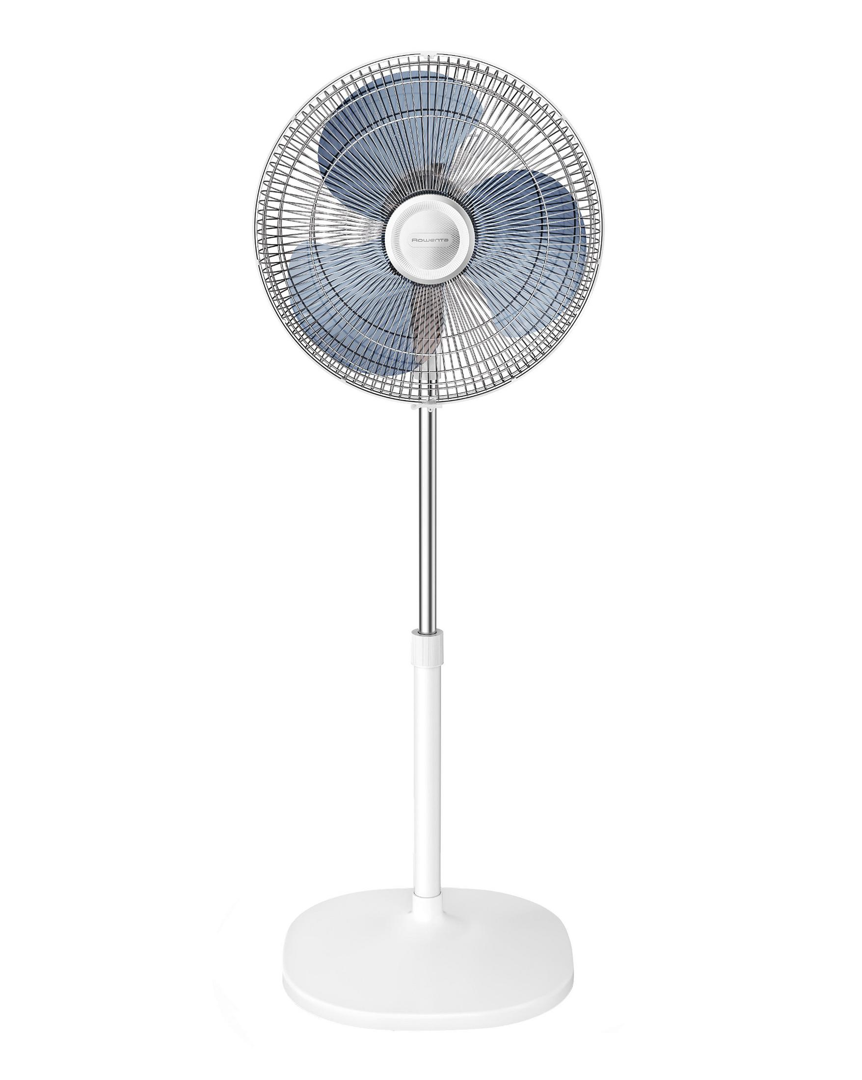 Biały wentylator stojący z niebieskimi łopatkami, ustawiony pionowo.