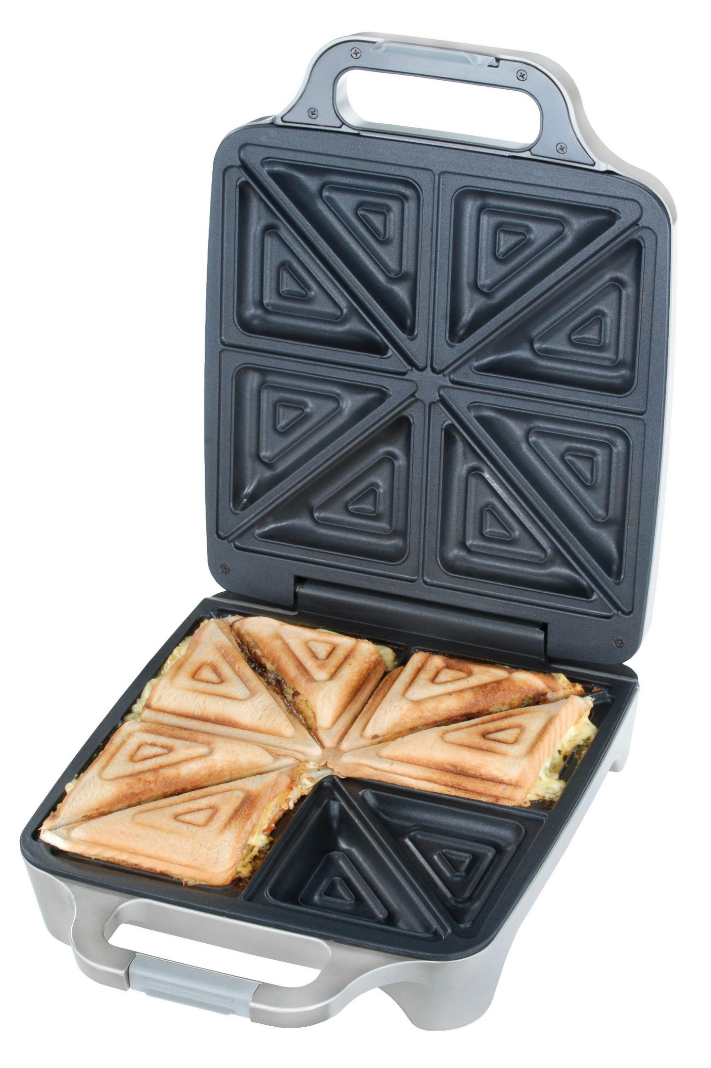 Una sandwichera abierta con cuatro sándwiches. Los sándwiches son triangulares y dorados.
