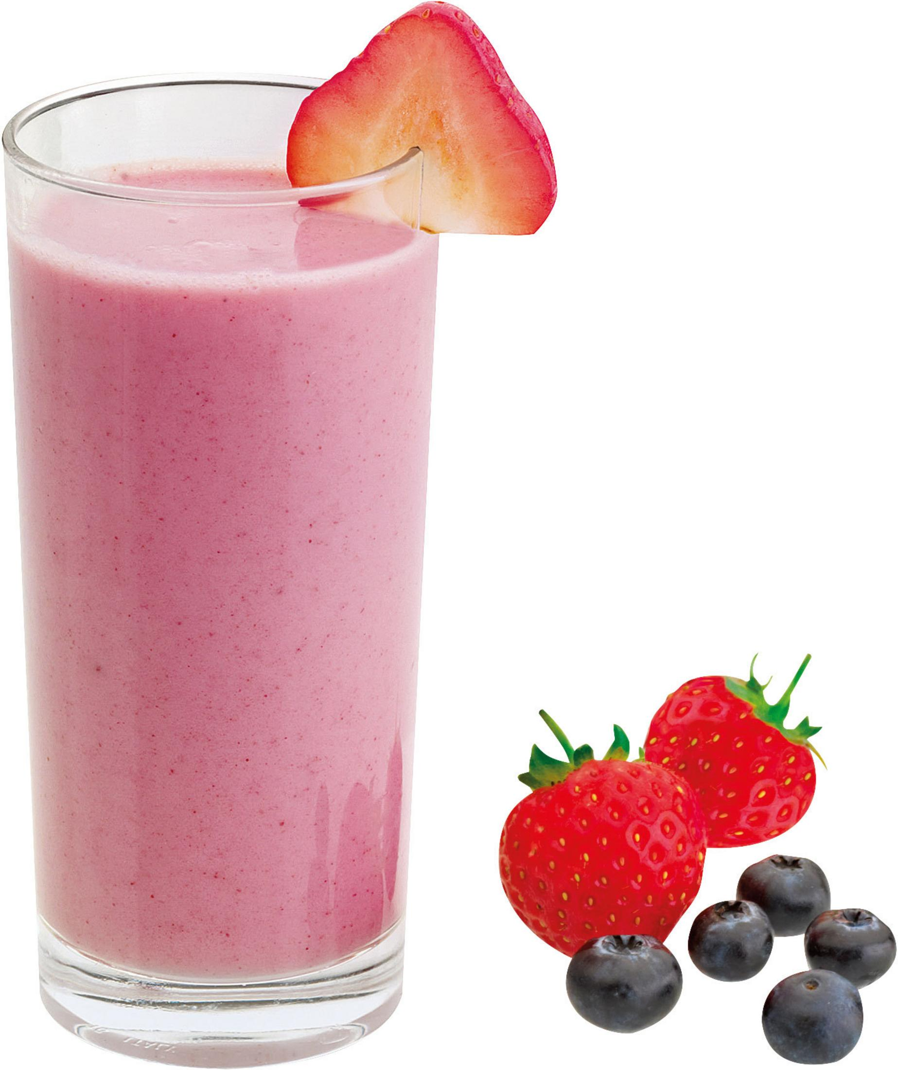 Różowy koktajl w wysokiej szklance, z plasterkiem truskawki, z truskawkami i jagodami.