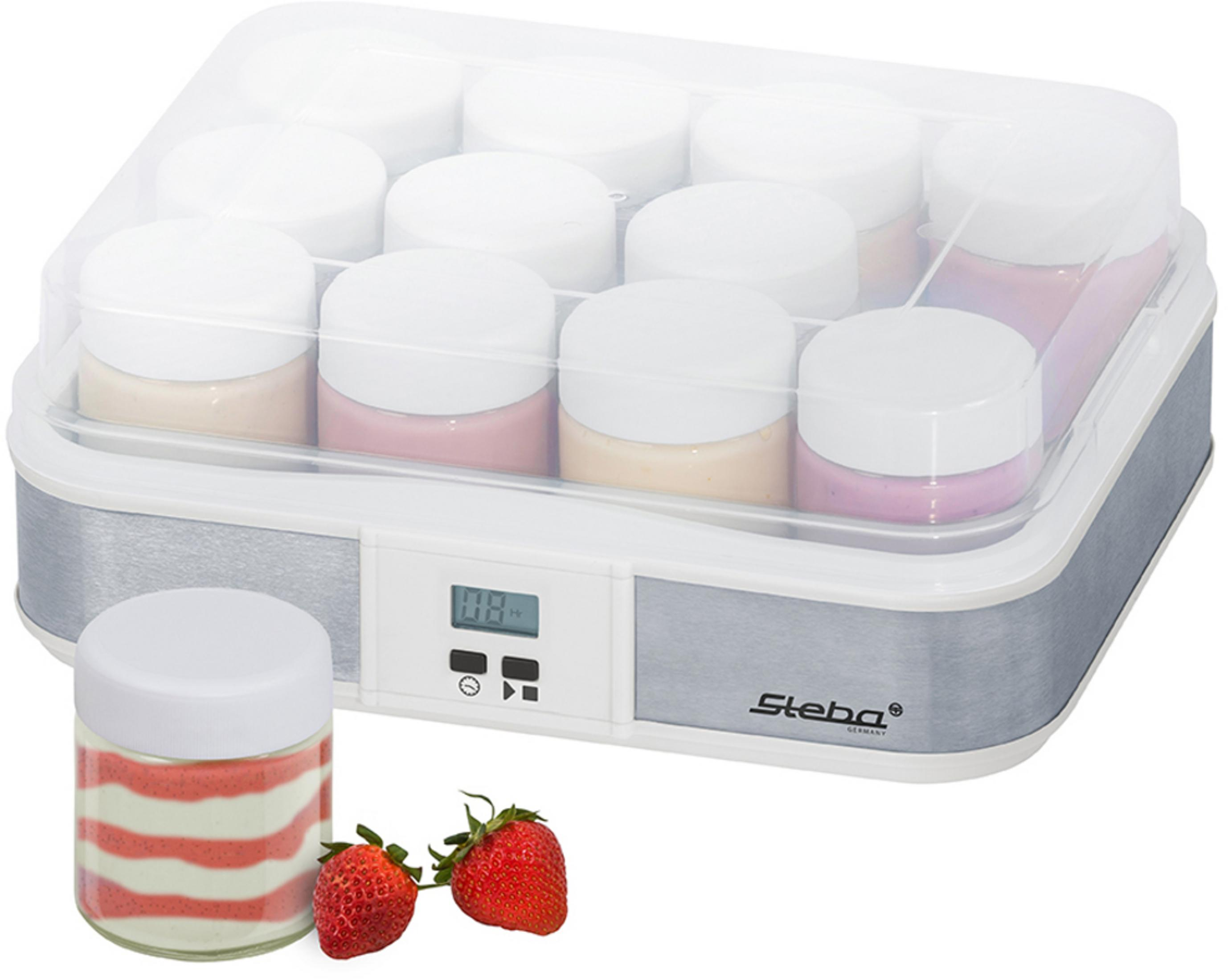 Joghurtbereiter mit mehreren Gläsern und zwei Erdbeeren. Er ist weiß und silber.