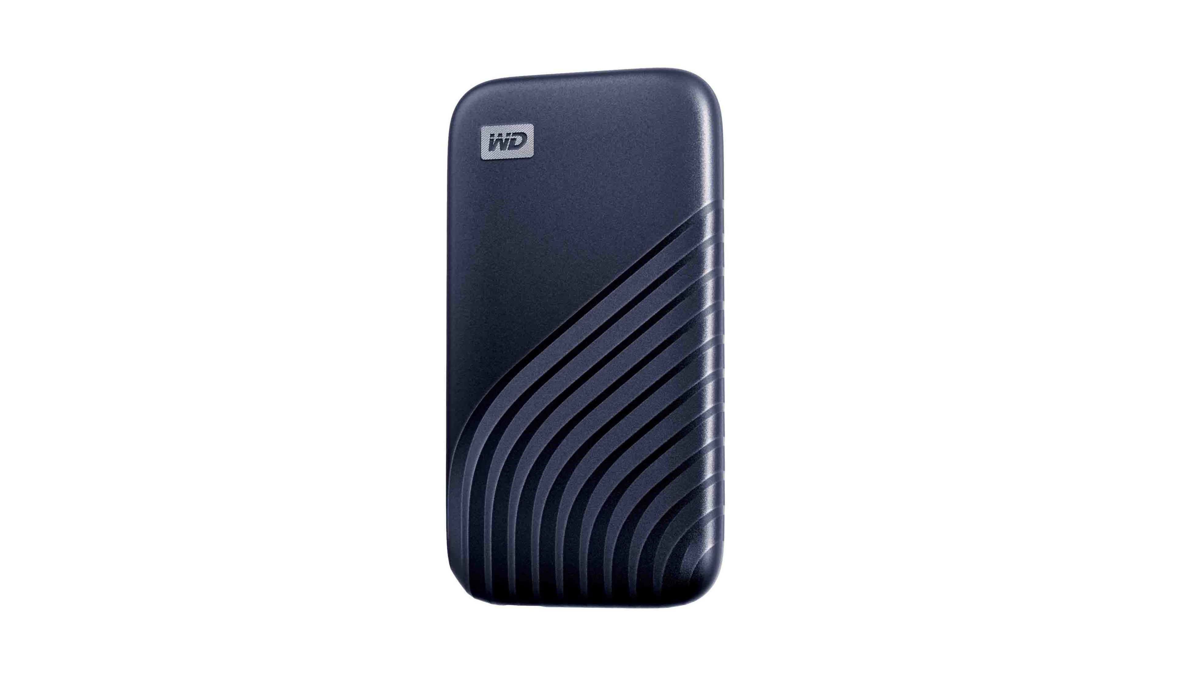 Un disco rigido portatile blu navy, con una superficie strutturata, su sfondo bianco.