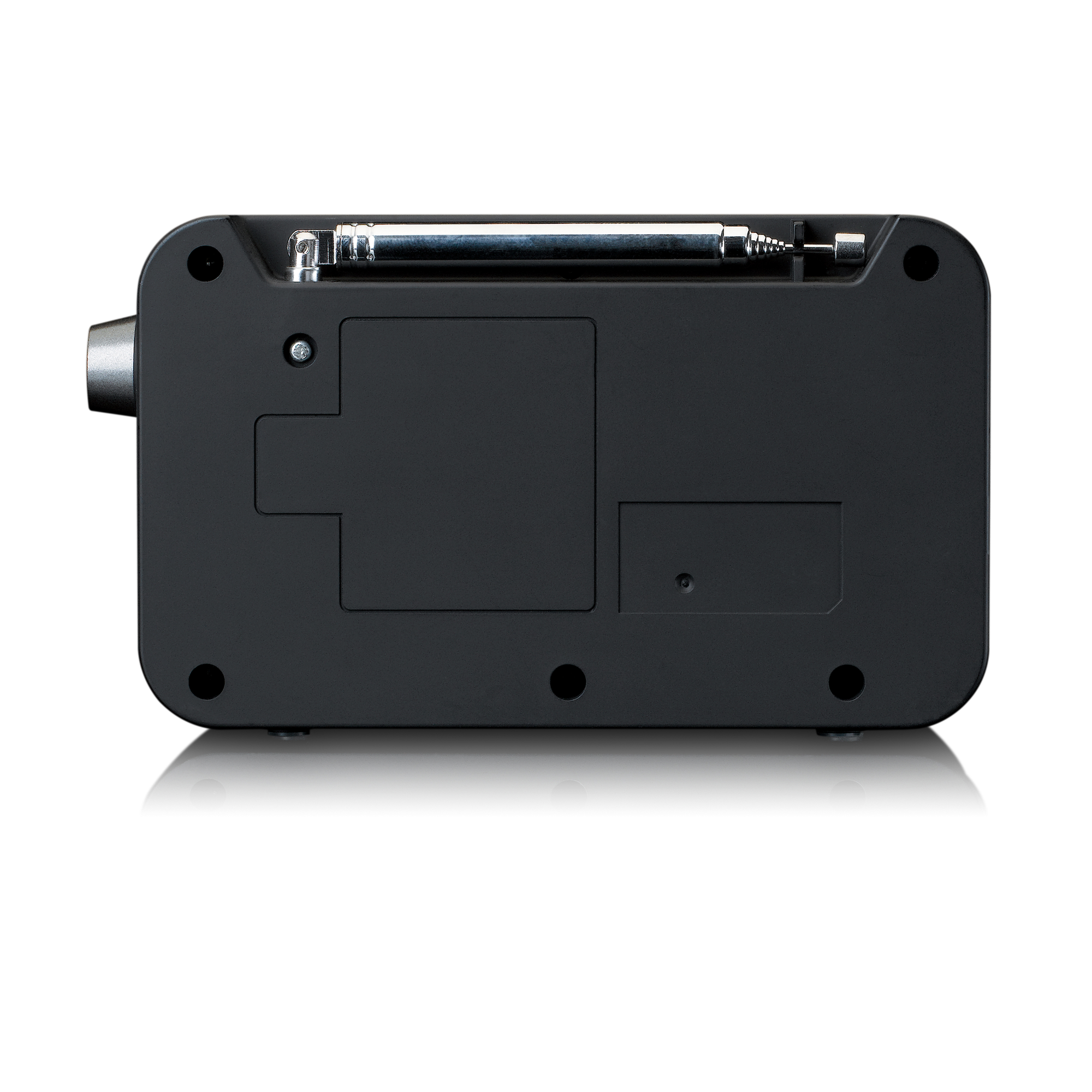 Radio noire avec bouton argenté et antenne extensible, fond blanc.