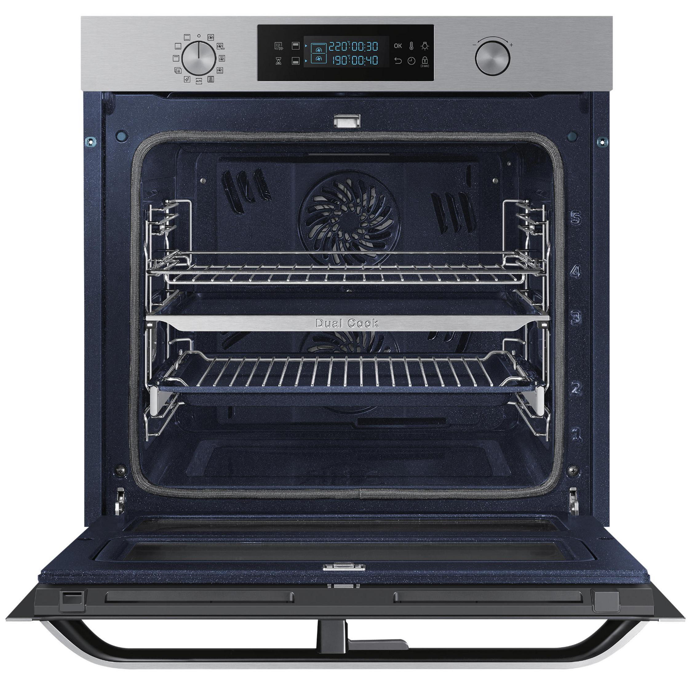 Interno del forno aperto, acciaio inossidabile e interno blu scuro con ripiani.