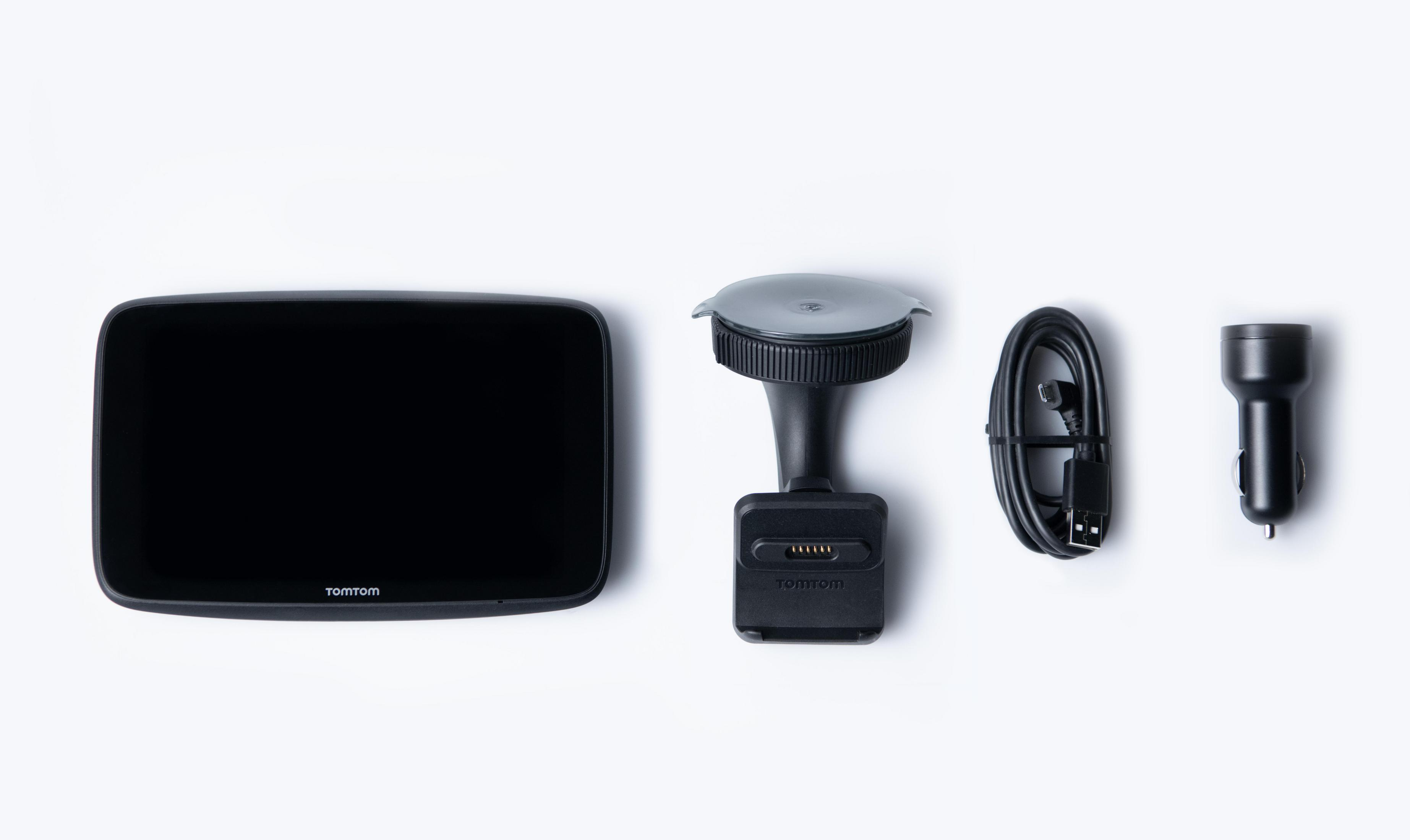 GPS-apparaat en accessoires op witte achtergrond. Inclusief scherm, houder, kabel en autolader.