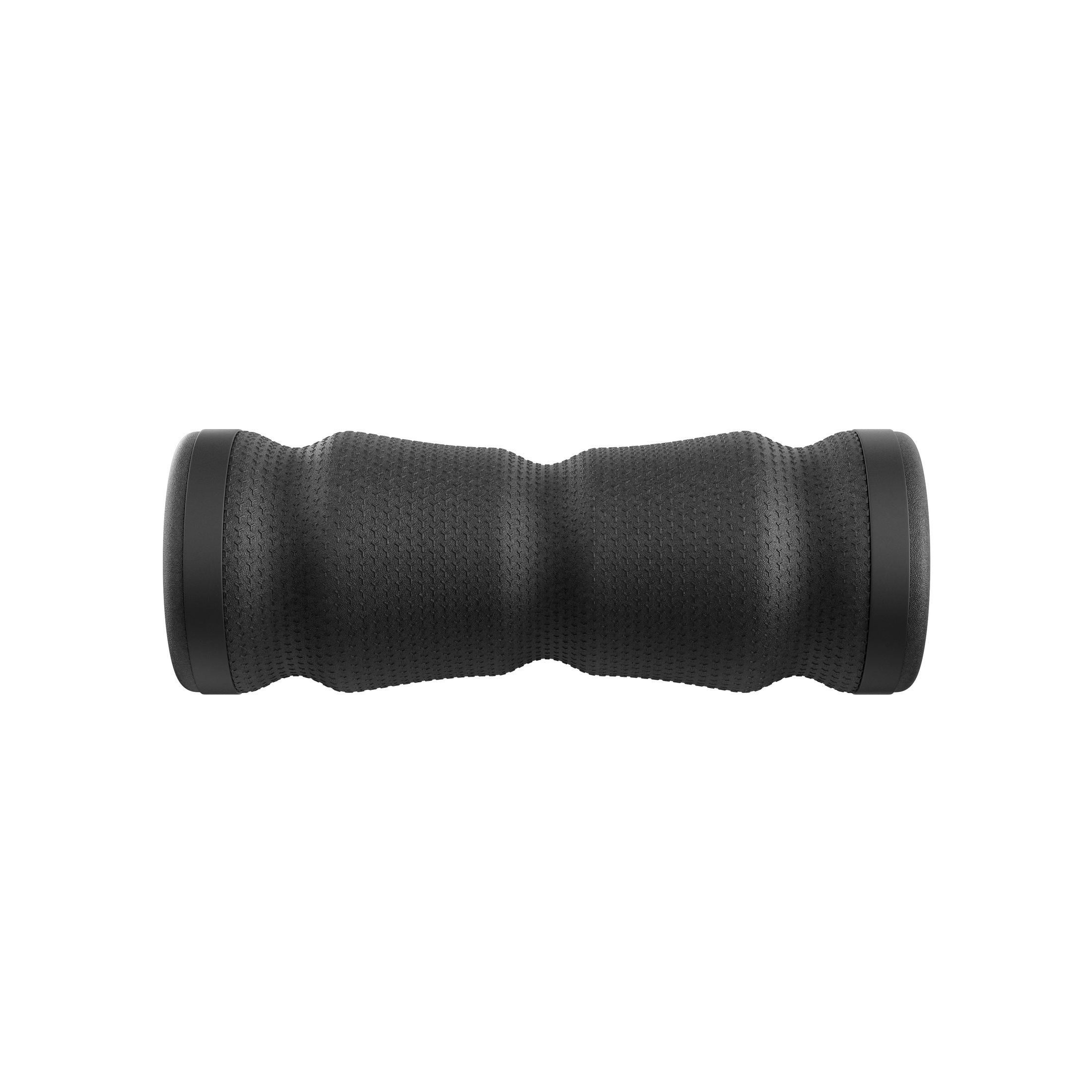 Eine schwarze, gerippte Massagerolle mit strukturierten Enden.