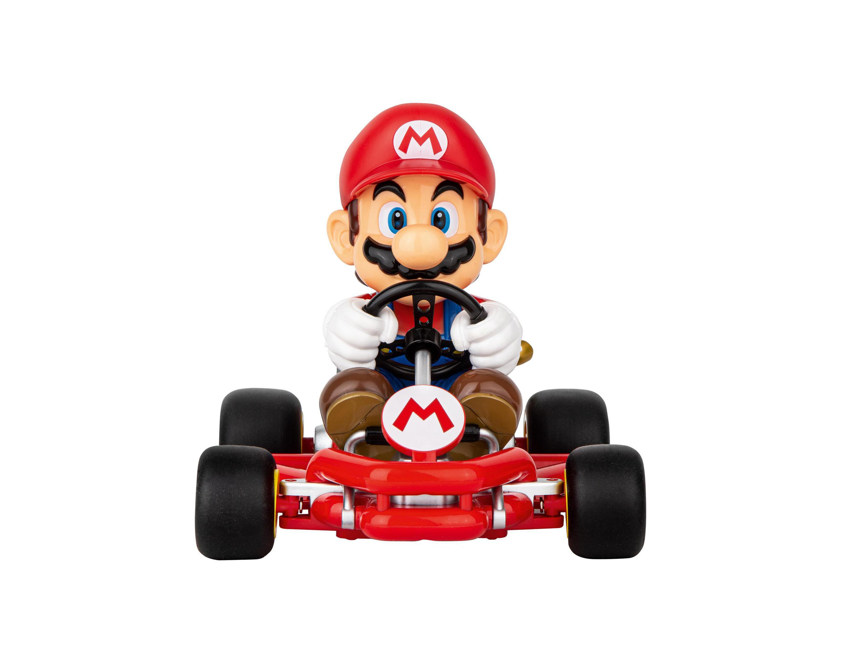 Mario en un kart rojo, conduciendo hacia adelante, sobre fondo blanco.