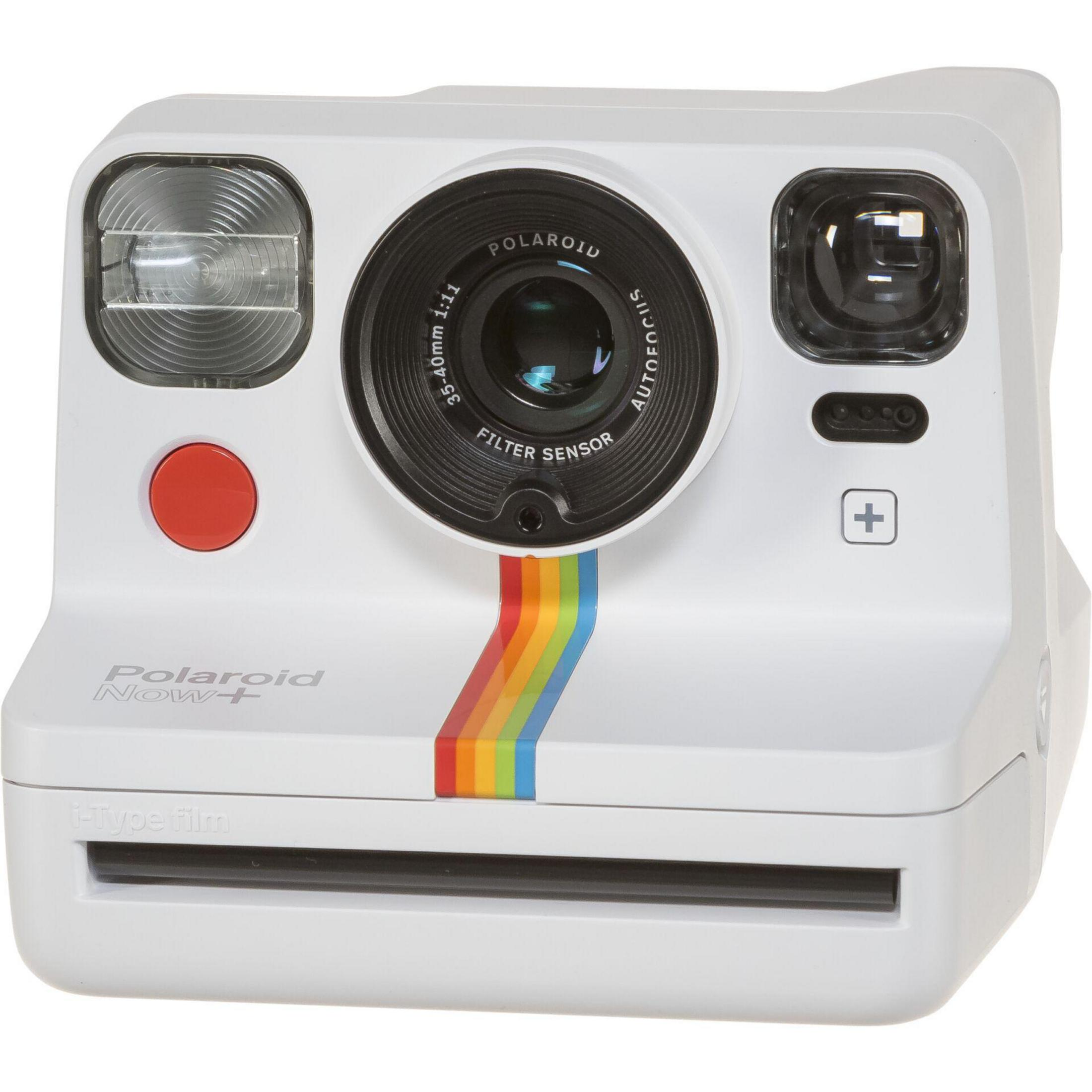 Fotocamera Polaroid Now+ bianca. Ha un pulsante rosso, una striscia arcobaleno e un obiettivo nero. Slot per pellicola i-type.