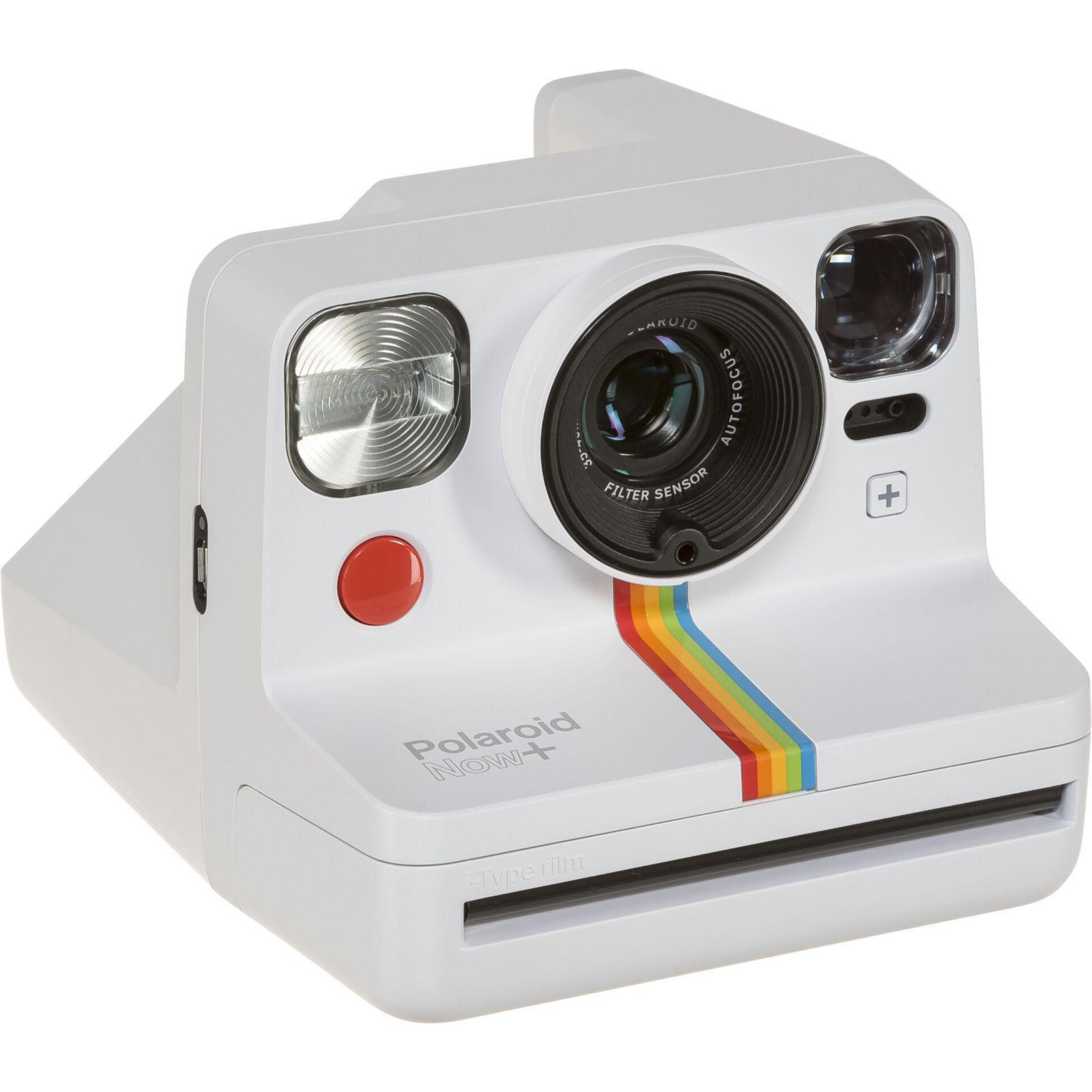 Biały aparat Polaroid. Czerwony przycisk i tęczowy pasek. Białe tło.