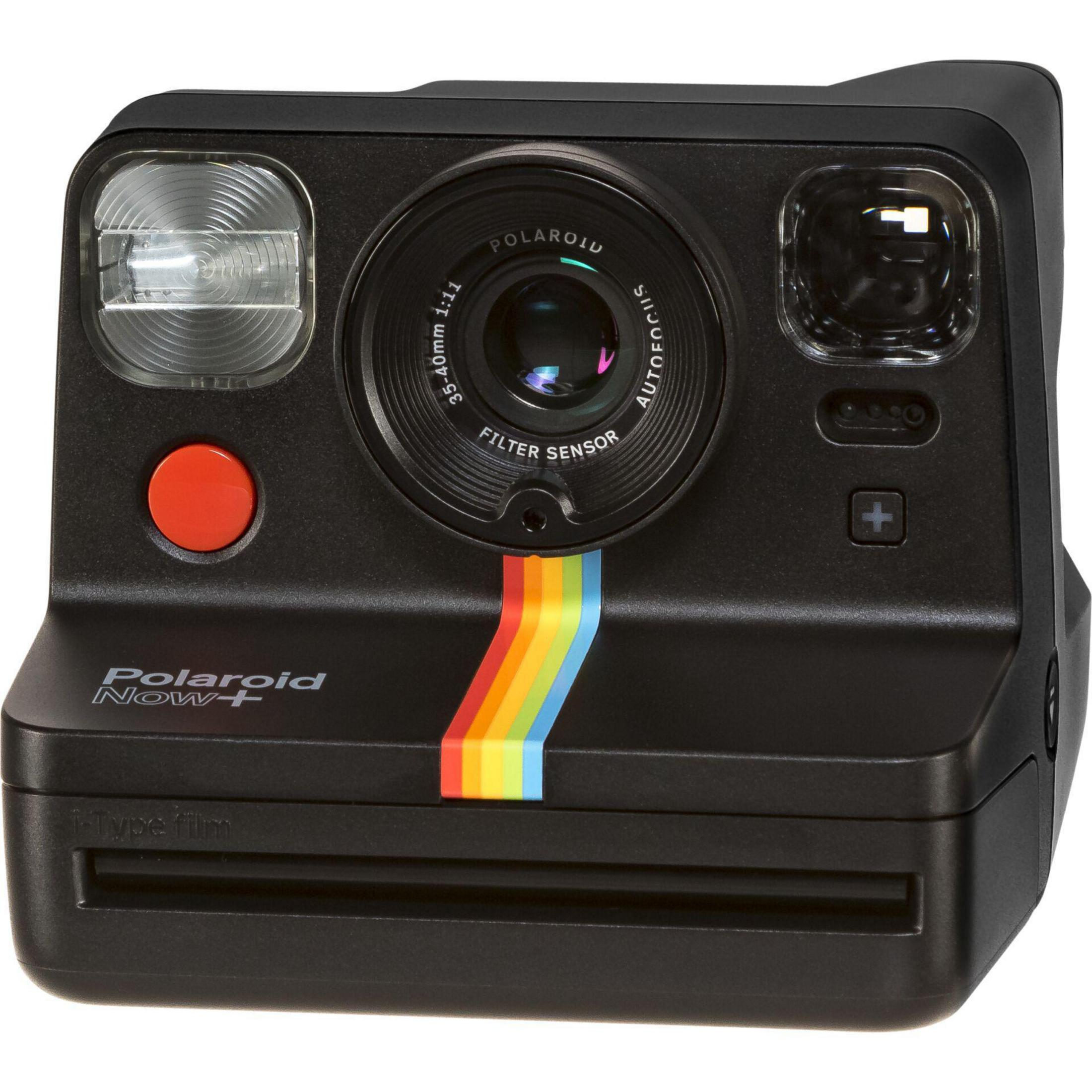 Czarny aparat Polaroid z tęczowym paskiem. Ma czerwony przycisk, obiektyw i lampę błyskową.