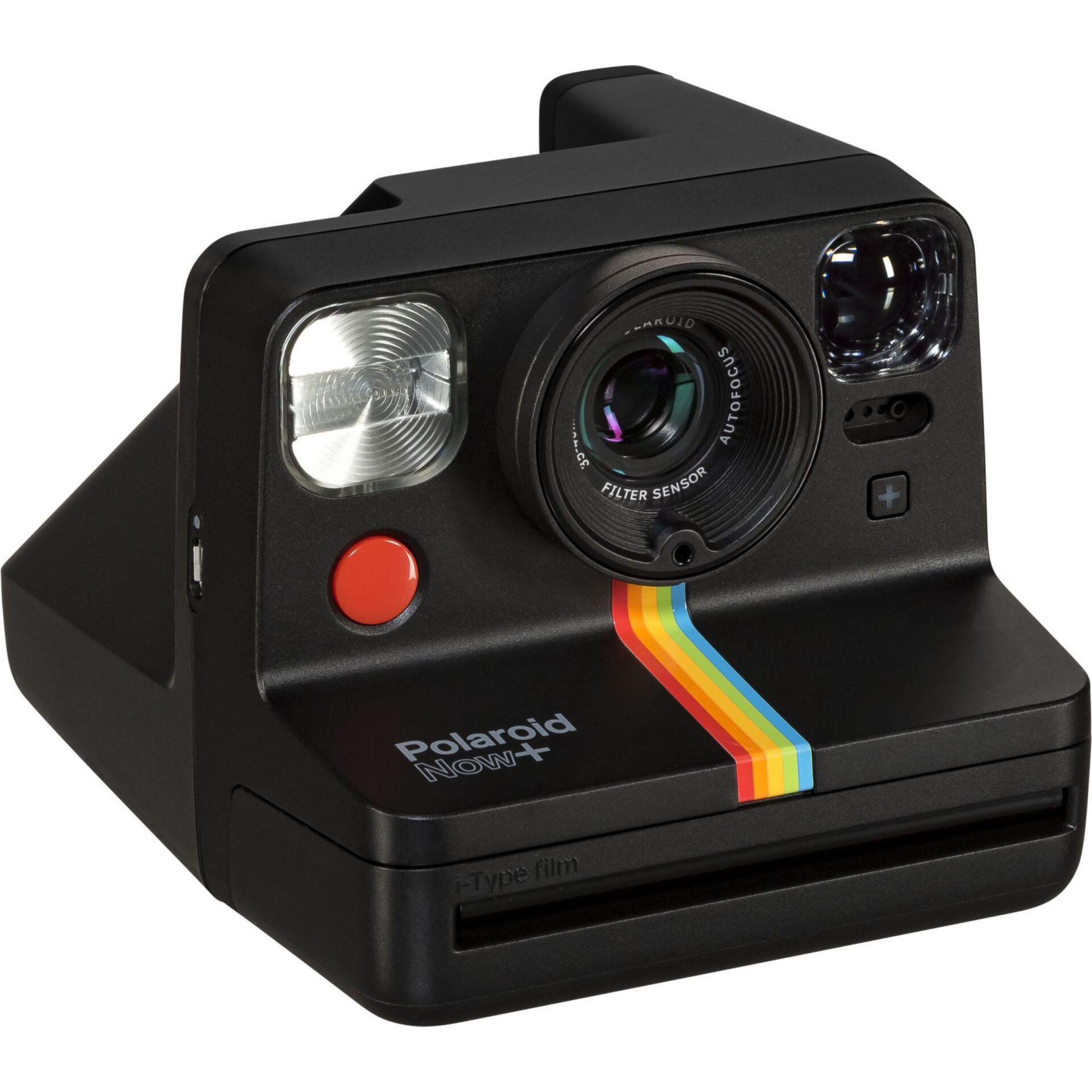 Czarny aparat natychmiastowy Polaroid Now+ z tęczowym paskiem.