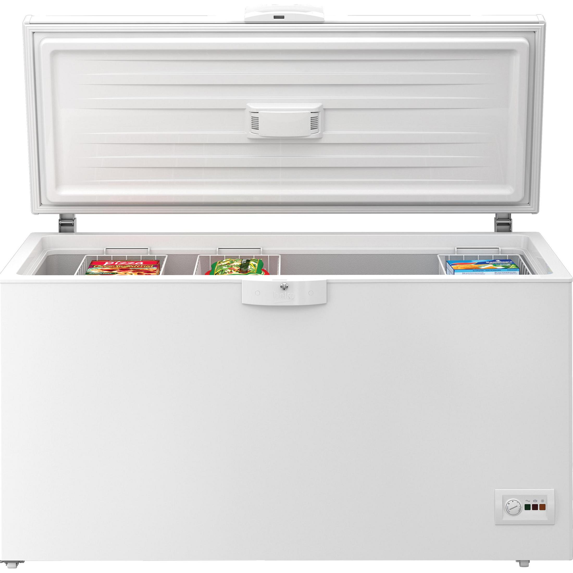 Un congelatore a pozzetto bianco con il coperchio aperto, che rivela il contenuto: cibi surgelati in contenitori.