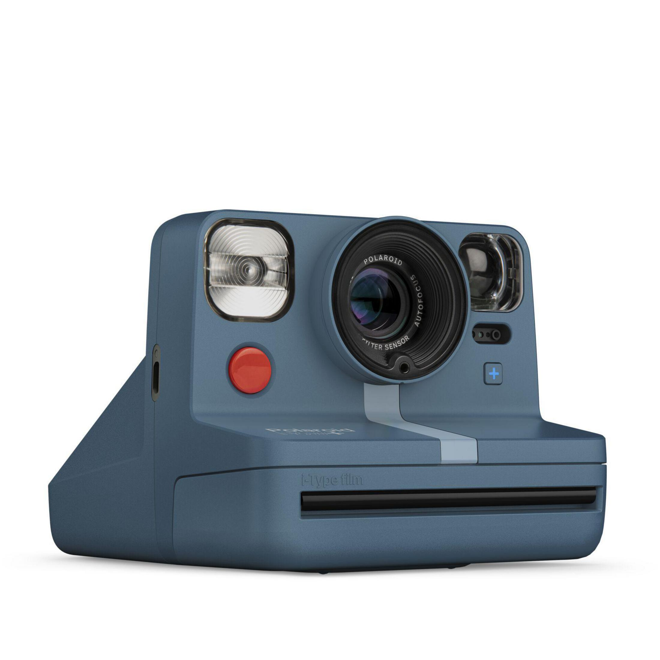 Blaue Polaroid-Kamera mit rotem Knopf. Schwarzes Objektiv, weißer Streifen und Blitz. I-Typ-Film-Slot unten.
