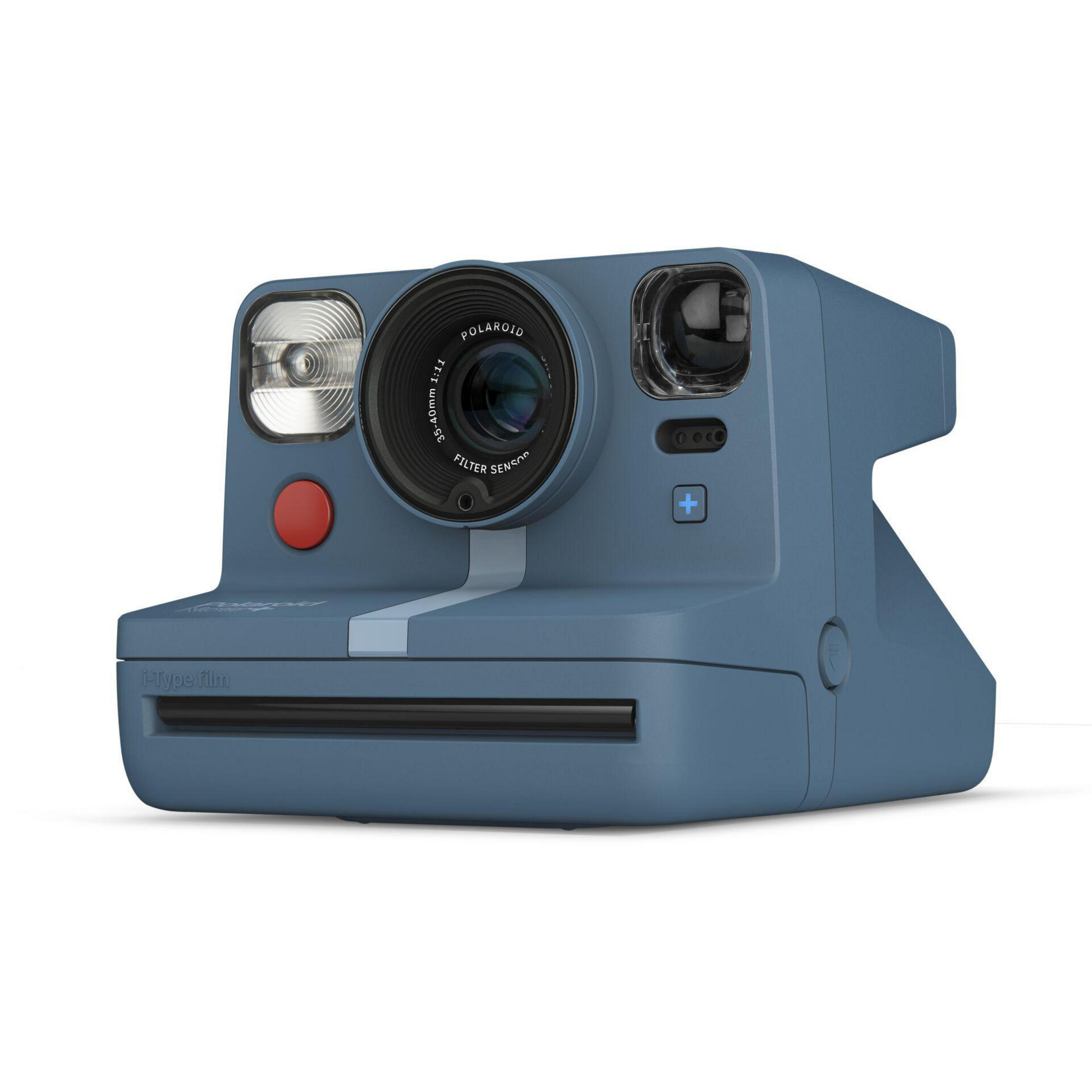 Blaue Polaroid-Kamera mit rotem Knopf, weißem Streifen und schwarzem Objektiv.