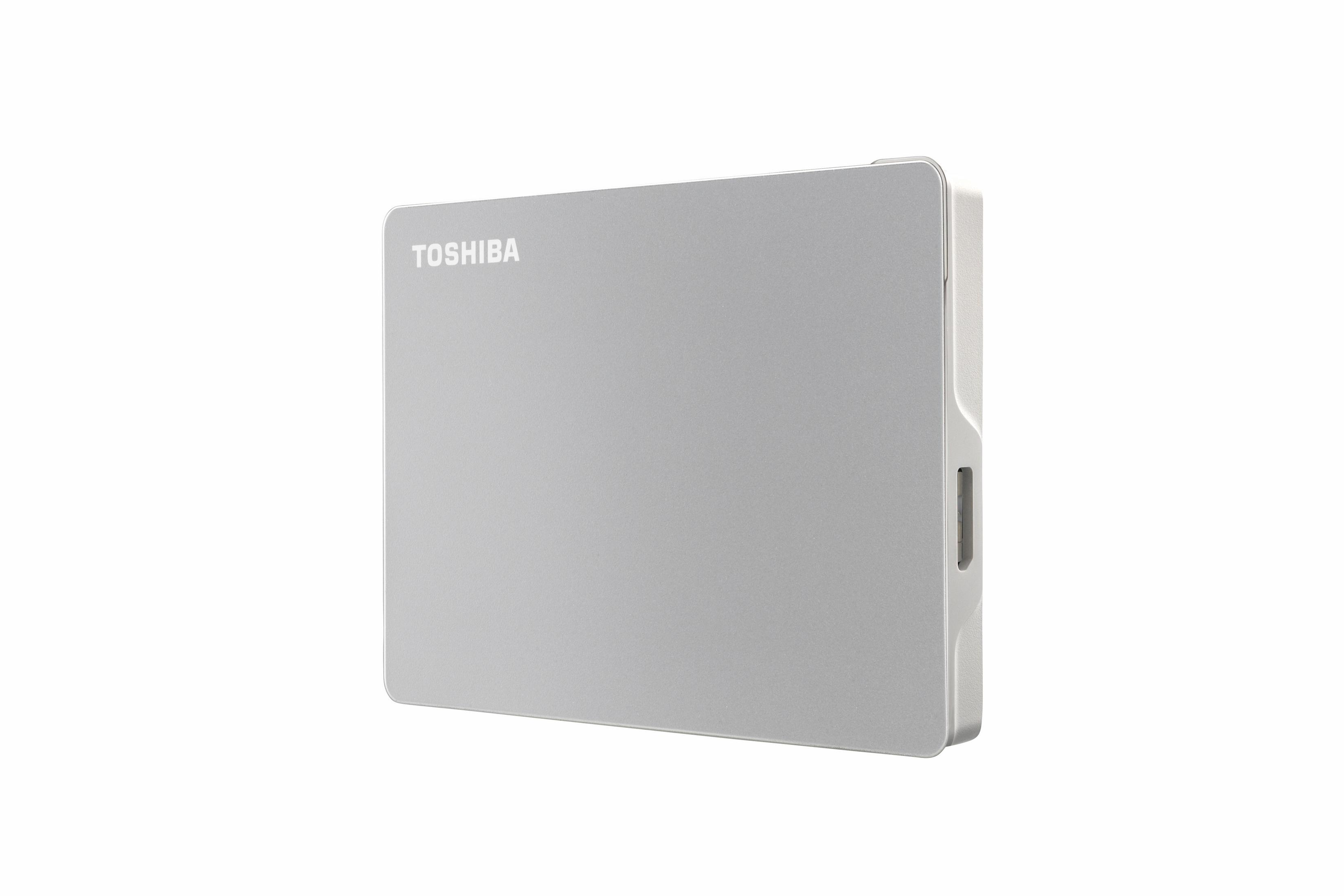 Disco rigido esterno Toshiba argentato con marchio, isolato su sfondo bianco.